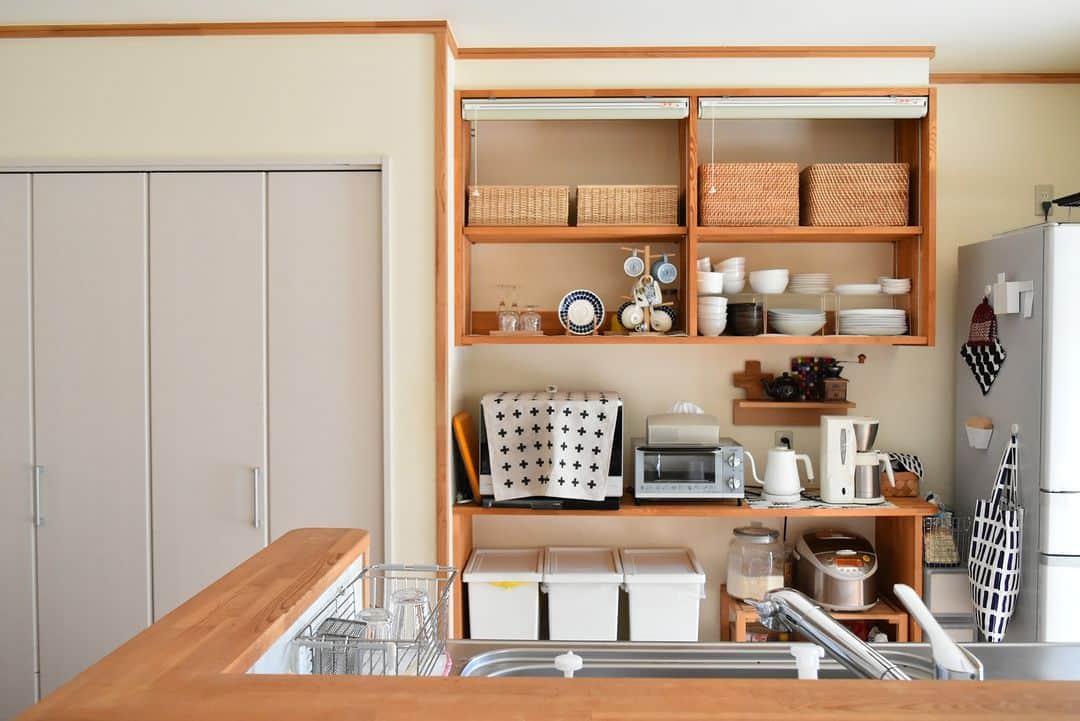 ムクリ［mukuri］さんのインスタグラム写真 - (ムクリ［mukuri］Instagram)「使い易さは動きやすさを生み出す、効率の良いキッチン背面収納法  疲れて帰宅した時でも 効率よく動けるキッチン収納。  すっきり取り出しやすく、 でもざっくり面倒でなく、 好きな食器を見せる収納でテンションもあげる。 なかなか実現するのは難しいですよね。  造作棚の影響も大きいかと思いますが、 キャスターの使い方がとても印象的でした。  効率を求める上で 家族にどう協力してもらうのか？ その点も可動式のワゴンで解決したり。  パントリーの収納も キャスターをうまく活用し、 お手入れも効率的ですね。  収納アイテムまとめ –––––––––––––––––– ※すべて執筆当時の内容です ●食器棚で使っている仕切り棚 無印良品：アクリル仕切棚  ●使用頻度が少ない食器を収納 無印良品：ラタンバスケット・大  ●食品ストック収納 無印良品：重なるブリ材長方形バスケット・大  ●カトラリーを収納しているワゴン IKEA ：ロースコグワゴン ––––––––––––––––––  ▶ご紹介した読みもの https://mukuri.themedia.jp/posts/6189412  –––––––––––––––––– ムクリ公式アカウントでは くらしの中にある"好き"や"コダワリ"を毎日お届け。  インテリア、整理収納から家づくりなど 日常で参考になる情報から サラッと読める短編コラムまで ご紹介していますのでフォローしてぜひご覧ください。 ▶︎ @mukuri_official ・  「 #ムクリ 」のタグもいつも楽しく拝見しています☺️  オリジナルブランドは @daily_mukuri  くらしの中にあったらいいいな、 そんな商品を企画・制作、集めています。 ––––––––––––––––––  #キッチン #キッチン収納 #kitchen #IKEA #無印良品 #muji #無印 #注文住宅 #収納 #整理整頓 #整理収納  #暮らしを整える #すっきり暮らす #シンプルな暮らし #こどものいる暮らし #くらしの編集#ムクリ」4月16日 15時30分 - mukuri_official