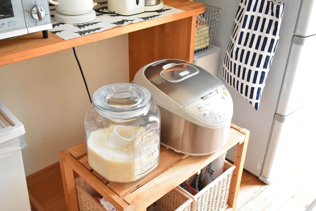 ムクリ［mukuri］さんのインスタグラム写真 - (ムクリ［mukuri］Instagram)「使い易さは動きやすさを生み出す、効率の良いキッチン背面収納法  疲れて帰宅した時でも 効率よく動けるキッチン収納。  すっきり取り出しやすく、 でもざっくり面倒でなく、 好きな食器を見せる収納でテンションもあげる。 なかなか実現するのは難しいですよね。  造作棚の影響も大きいかと思いますが、 キャスターの使い方がとても印象的でした。  効率を求める上で 家族にどう協力してもらうのか？ その点も可動式のワゴンで解決したり。  パントリーの収納も キャスターをうまく活用し、 お手入れも効率的ですね。  収納アイテムまとめ –––––––––––––––––– ※すべて執筆当時の内容です ●食器棚で使っている仕切り棚 無印良品：アクリル仕切棚  ●使用頻度が少ない食器を収納 無印良品：ラタンバスケット・大  ●食品ストック収納 無印良品：重なるブリ材長方形バスケット・大  ●カトラリーを収納しているワゴン IKEA ：ロースコグワゴン ––––––––––––––––––  ▶ご紹介した読みもの https://mukuri.themedia.jp/posts/6189412  –––––––––––––––––– ムクリ公式アカウントでは くらしの中にある"好き"や"コダワリ"を毎日お届け。  インテリア、整理収納から家づくりなど 日常で参考になる情報から サラッと読める短編コラムまで ご紹介していますのでフォローしてぜひご覧ください。 ▶︎ @mukuri_official ・  「 #ムクリ 」のタグもいつも楽しく拝見しています☺️  オリジナルブランドは @daily_mukuri  くらしの中にあったらいいいな、 そんな商品を企画・制作、集めています。 ––––––––––––––––––  #キッチン #キッチン収納 #kitchen #IKEA #無印良品 #muji #無印 #注文住宅 #収納 #整理整頓 #整理収納  #暮らしを整える #すっきり暮らす #シンプルな暮らし #こどものいる暮らし #くらしの編集#ムクリ」4月16日 15時30分 - mukuri_official