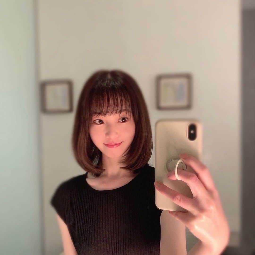 栗田萌のインスタグラム：「髪切ったよー✨ やっぱり、このくらいの長さがお気に入り💕  ボブではなくミディアムという長さらしいです♪ #栗田萌 #くりもえ」