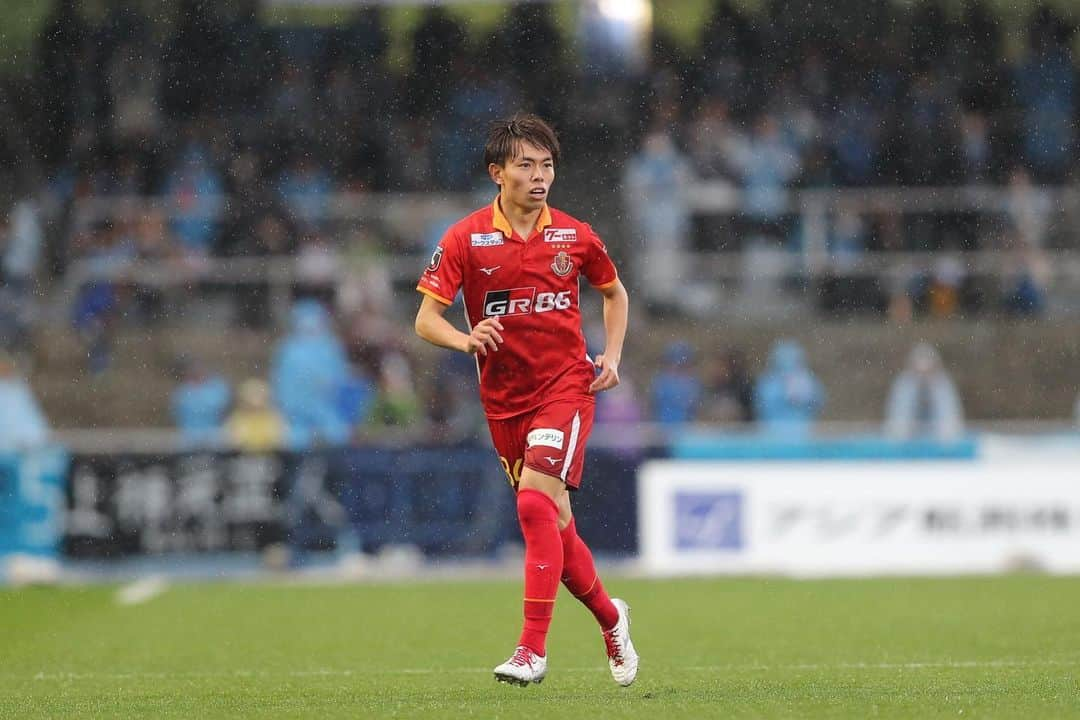 内田宅哉のインスタグラム：「. vs川崎フロンターレ  +3🔥 雨の中応援ありがとうございました！ . #grampus#名古屋グランパス#34 #ミズノ#モレリアネオ3」