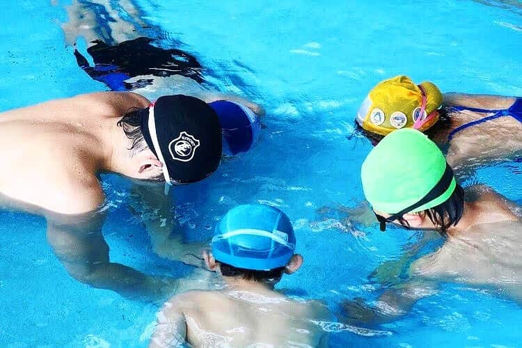 森隆弘さんのインスタグラム写真 - (森隆弘Instagram)「【子どもたちとの水泳レッスン🏊‍♀️】  水泳を始めた子どもたちに 楽しく続けてもらえるように レッスンを行っています✨  ストップウォッチを皆んなで見ながら顔付けの勝負！そこで顔付けの楽しさを知ってもらって徐々にハードルを上げていきました😃  年齢に関係なく 順序よく教えていくことで  子どもたちが 顔を付けられるようになったり 泳げるようになったりするんです👍  子ども椅子があるように スポーツも子どもたちに合った方法で教えることが大切だと感じます🧒 ️ . .  #水泳 #スイミング #プール #泳ぐ #水中写真 #水中撮影 #スイムウェア #水泳好き #水泳大会 #オリンピック水泳 #水泳トレーニング #水泳コーチ #水泳初心者 #水泳技術 #水泳教室 #水泳スクール #フリースタイル #バタフライ #背泳ぎ #平泳ぎ #リレー #水中音楽 #水中エクササイズ #水中ダイビング #スイムジム #水中トレーニング #水中ヨガ #水中マッサージ #水中リラクゼーション #水中ストレッチ」4月16日 15時36分 - mori._.takahiro