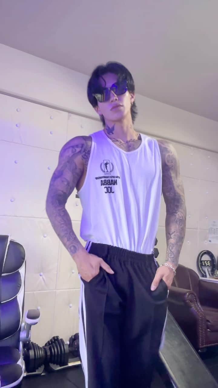 諸岡 昌紀のインスタグラム：「📝夏のお洒落は身体と小物と匂い  特に匂いがくさい人は論外  #夏 #筋トレ #筋肉 #tattoo #男らしさ #お洒落 #身体 #清潔感 #小物 #アクセ #匂い #フレグランス」