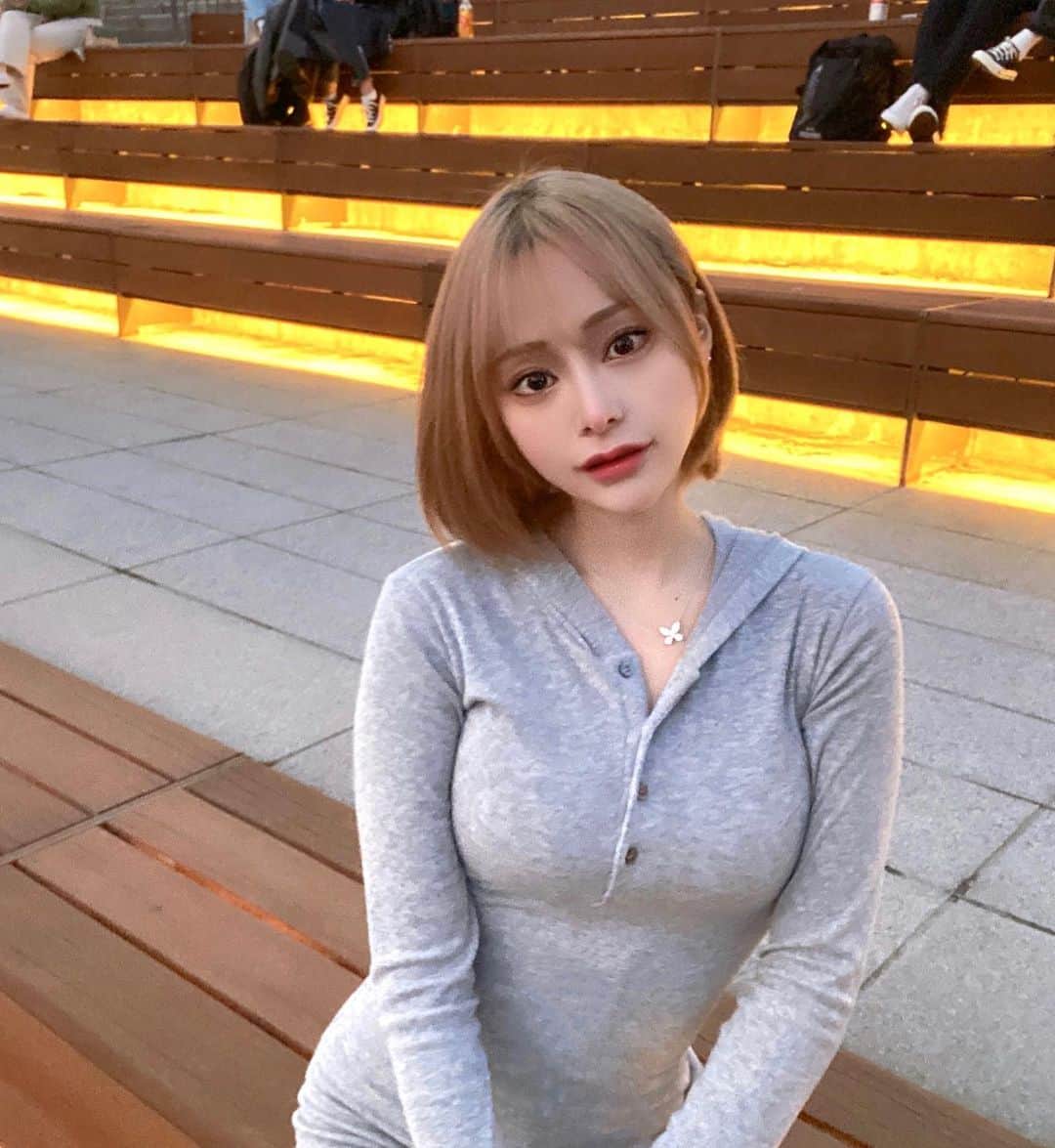 海咲茜のインスタグラム：「비비 데려오고 싶음… 🐶🤍  #노들섬  . . . #followforfollowback #likeforlikes #followme #맞팔 #맞팔해요 #선팔하면맞팔 #셀피 #셀카 #셀카그램 #좋아요반사 #좋아요 #일상 #selfie #데일리 #오오티디 #instagram #팔로우 #instagood #いいね返し #韓国 #한국유학 #일본 #인친환영」