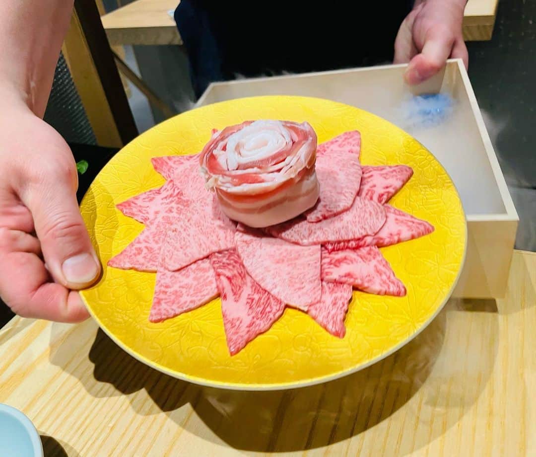 塚田美紀のインスタグラム：「お肉とかにと日本酒  美味しいのはもちろん店長さんやStaffさんの人柄も最高で お気に入りのお店になりました◡̈⋆*また行くまる  #しゃぶしゃぶ #かに #日本酒🍶 #香水亭 #六本木」