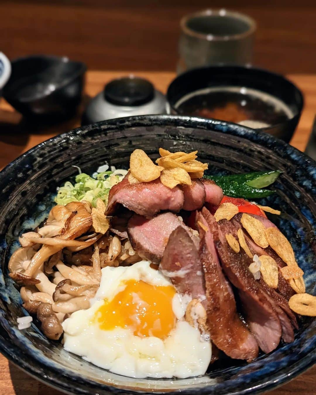 Li Tian の雑貨屋のインスタグラム：「Japanese food is not a top option on my food list in Taiwan but since we wanted to clear some department stores vouchers, E picked Tsujihan as he hasn't tried it before. The menu is 90% raw and hence I had the gyudon and chawanmushi so that I can share with the boy. Surprisingly it was more pricier than some of their sashimi dons but oh my, this was tasty even though I wasn't hungry. Beyond the food, the service was excellent. The chef kindly cooked extra fresh tare for my gyudon when I told him my sauce has dried up after I attended to the boy.   Each order comes with an appetizer and a dessert, which was some sweet and creamy custard topped with matcha and red bean  #dairycreameatstw #taiwan #台北美食 #台北 #taipei #sgfoodies #台湾 #yummy #igfood  #foodporn  #instafood #burpple #sgfoodies #gourmet #eatlocal  #bonappetit #snack #台湾美食 #travel #tsujihan  #南京復興美食 #日本料理 #restaurant #海鮮丼」