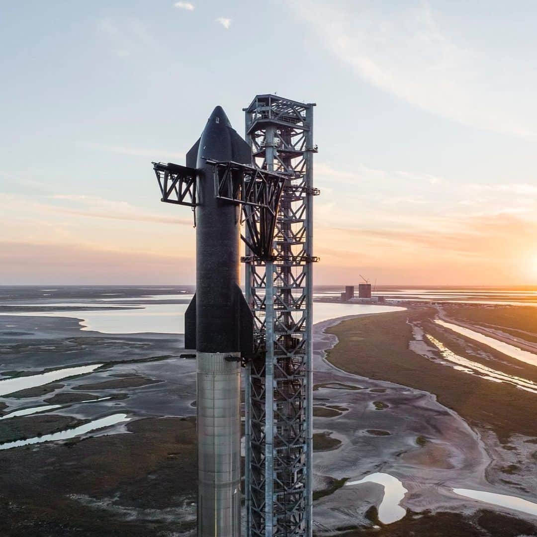 Miyuさんのインスタグラム写真 - (MiyuInstagram)「Finally!!!Starship first flight test on 17th😯🚀 私が参加している月周回プロジェクト @dearmoonproject で使用されるSpace XのStarship✨🚀🌙 17日にfirst flight testが行われる予定🥺🔥🌙  わくわく🔥🔥🔥  I hope all goes well🔥  @dearmoonproject  @spacex   #dearmoon#dearmoonproject#spacex#rocket」4月16日 15時47分 - miyudance_