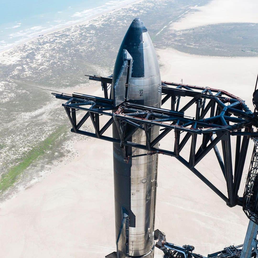 Miyuさんのインスタグラム写真 - (MiyuInstagram)「Finally!!!Starship first flight test on 17th😯🚀 私が参加している月周回プロジェクト @dearmoonproject で使用されるSpace XのStarship✨🚀🌙 17日にfirst flight testが行われる予定🥺🔥🌙  わくわく🔥🔥🔥  I hope all goes well🔥  @dearmoonproject  @spacex   #dearmoon#dearmoonproject#spacex#rocket」4月16日 15時47分 - miyudance_