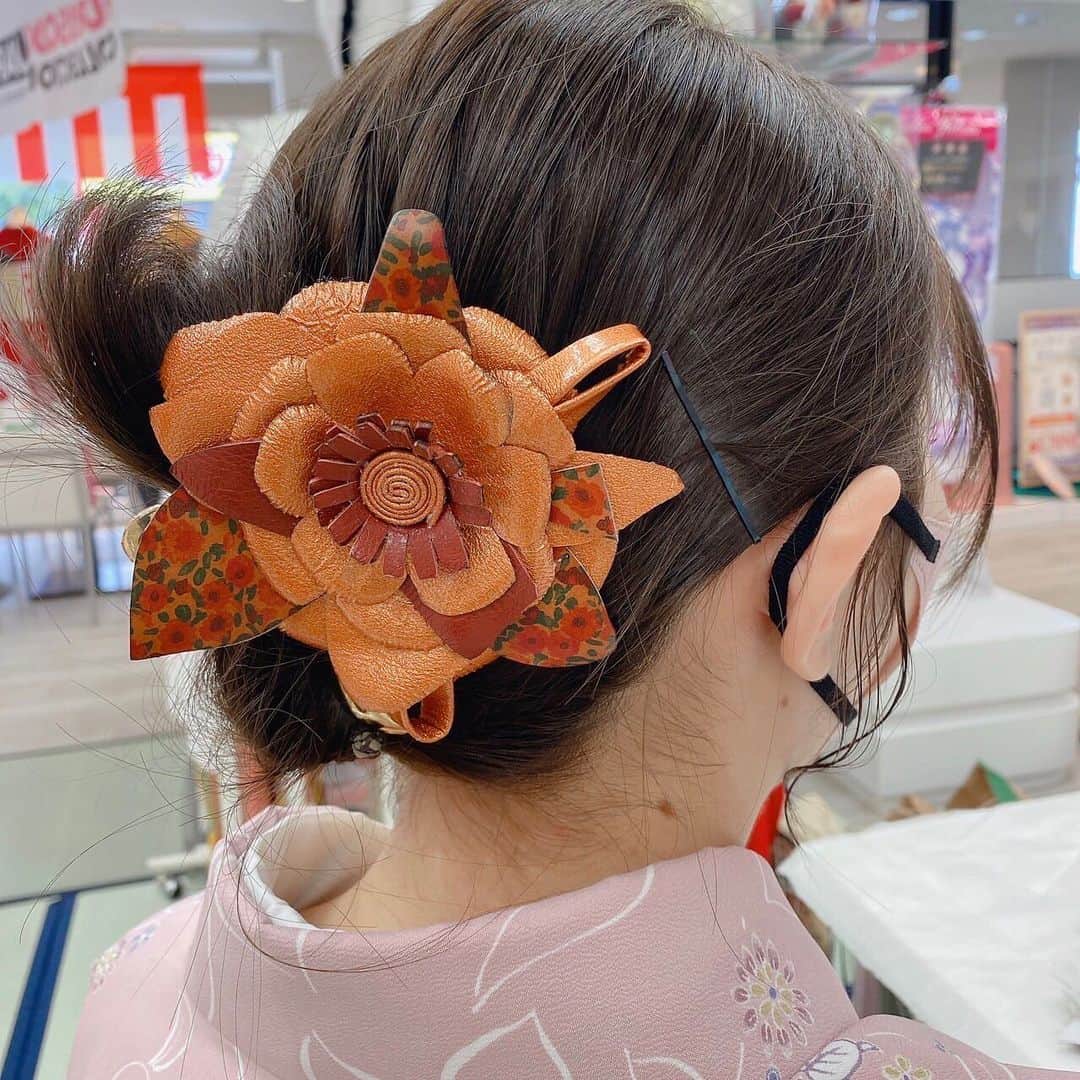 みますやさんのインスタグラム写真 - (みますやInstagram)「皆さんこんにちは🌸  みますや会津若松店の渡部です🌼  小物アレンジのご紹介です🥰  こちらのお花は実はブローチなのですが、髪飾りや帯留としても使える万能小物なんです💕  実はこのブローチはお客様のハンドメイド作品！  これからの浴衣の季節にこんな素敵な小物でアクセントをつけてみてはいかがでしょうか👘    🔴お問い合わせは 渡部 まで🔴    #みますや会津若松店#着物#振袖#訪問着#着物で散歩#おおみ#鶴ヶ城#着物コーデ#みますや#着物男子#着物女子#着物好きさんとつながりたい#小紋#お出かけ#キコト#いいね#帯留め#帯揚げ#帯締め#髪飾り#着物姿#和雑貨#日傘#モダン#モノトーン#振袖ヘア#振袖前撮り#振袖コーディネート #振袖ヘアメイク」4月16日 15時48分 - mimasuya.sns