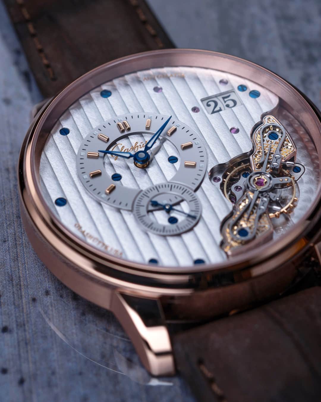 グラスヒュッテのインスタグラム：「The fine red gold case gives our PanoMaticInverse a particularly elegant look. In addition, it provides the perfect setting for the elaborate finishing of our manufacture calibre: the blued screws, the rubies as bearing jewels, the traditional Glashütte stripe finish and the artfully hand-engraved balance bridge – to name just a few of the numerous sophisticated details that unmistakably bear the signature of our atelier. Proud to be the Original.  #GlashütteOriginal #GlashuetteOriginal #PTBTO #PanoMaticInverse #RedGoldWatch」