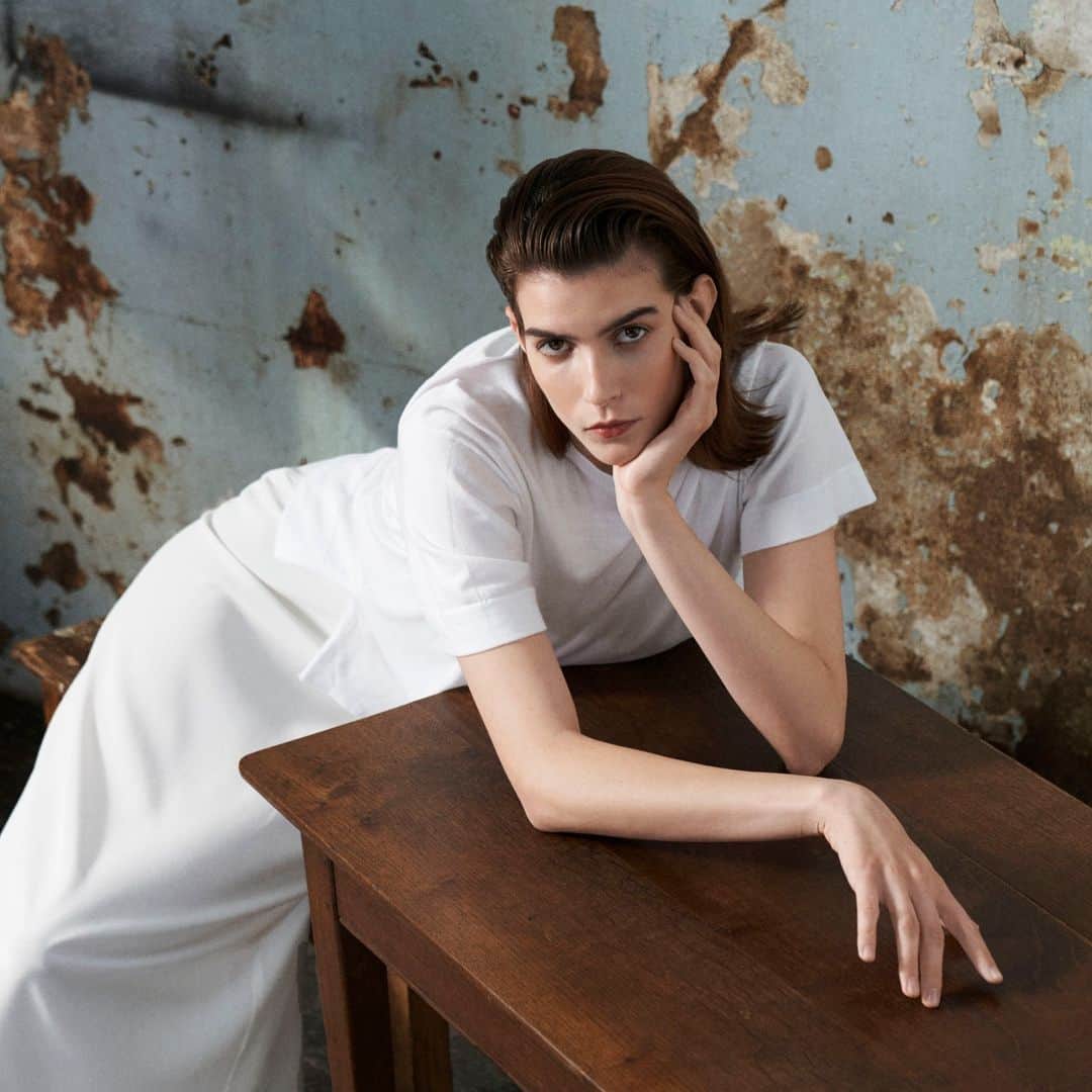 のインスタグラム：「Looking for a fresh white tee that's both flattering and practical?  Whether paired with tailored trousers, classic straight-leg jeans, or a flowy skirt, new style Danby will never fail to add that crisp finishing touch to a classic look.  #whitetee #madeinengland #johnsmedley」