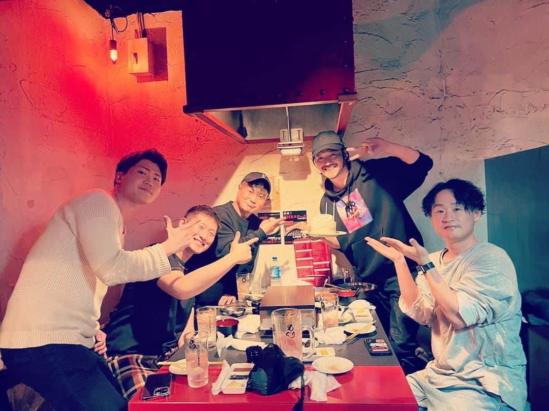 三浦孝太のインスタグラム：「4月14日 39歳になりました。 30代ラストイヤー。 昨日、ピカピカのみなさんが、誕生日会をしてくれました✨️ 昨年の誕生日会から1年経ったとわ…驚きです。 社長の入江さんからは河本準一さんの準米(YouTubeで良く目にしてた準備できたら米🥹)と、新居に冷蔵庫をいただきました😭めちゃくちゃ嬉しい‼️ 事務のともくんからはティファール、小又からはNorth FaceのTシャツとトートバッグ、5月から新入社員の中島くんからはお箸‼️みんな色々考えてくれて嬉しい限り😭 ４０代に向けて、目標みつけて顔晴ります‼️」