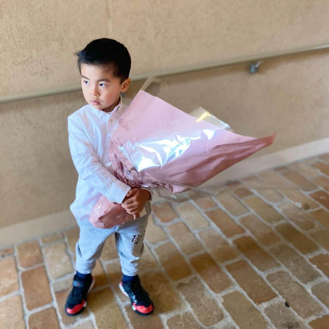 のインスタグラム：「I could finally see you, my boy🥹 今日は遂に退院の日 私の一番の気掛かりは毎日息子のこと 楽しそうに過ごしている姿を 彼から動画や写真を送ってもらっていましたが 心配で心配で仕方がなかった😢 朝に"今日ママが帰ってくるよ！"と話すと ほんとは気を張っていたようで泣いていた様子✨ 私との対面の時は見たことのない 緊張したお顔つきをしているのがわかって 胸が熱くなりました✨ よく頑張ったね💓 もう、気を張らなくていいからね❤️ ママとずっと一緒だよ！と沢山沢山 抱きしめました🥰✨ 貴方は神様に与えてもらった一番最初の宝物👶 お花とお手紙を準備してくれた @mr.13man そうちゃんと息子、本当にありがとう🥹 お家に帰れて本当に幸せです✨ #love #myboy #iloveyou」