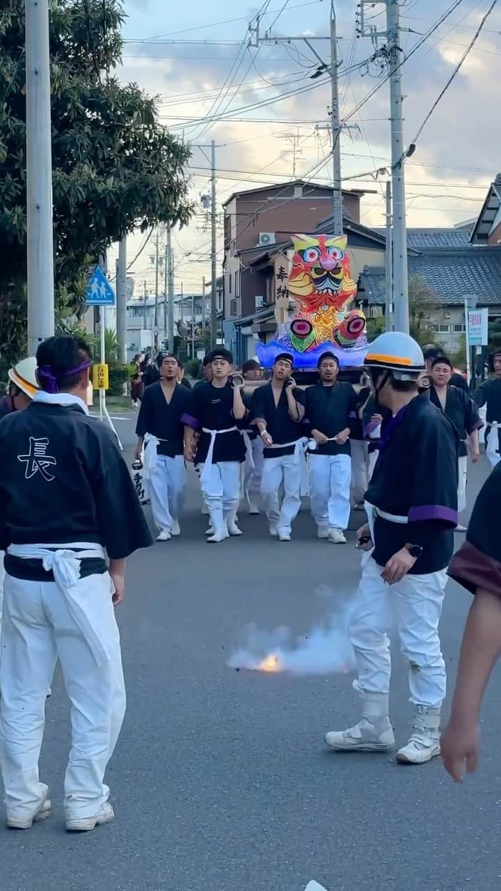東京DANDYのインスタグラム：「After Mino Matsuri, I jumped on a bus for a couple of hours’ journey into the suburbs of Tejikara, Gifu City. For the past three hundred years, a fire festival has been held here on the second Saturday of April. On this night, all roads lead to Tejikara Shrine, where 20m high lanterns are lit to pray for a bountiful harvest. Although Spring festivals in Japan differ in their rituals, prayers for a good harvest are their common goal. Shrines are paraded through the streets; donations are greeted with firecrackers, chimes, and cheers. What comes next is explosive. Waterfalls of fireworks cascade down on the backs of the guys carrying the portable shrines, themselves loaded with fireworks that continue to go off, creating the most incredible cacophony of light, fire, smoke, and sound.   #手力雄神社 #手力の火祭 #matsuri #fire #festival #まつり #firecrackers #festival #Gifu #岐阜県 #手力雄神社 #蔵前 #火祭 #火祭り #手力の火祭 #手力 #岐阜市 #金幣社」
