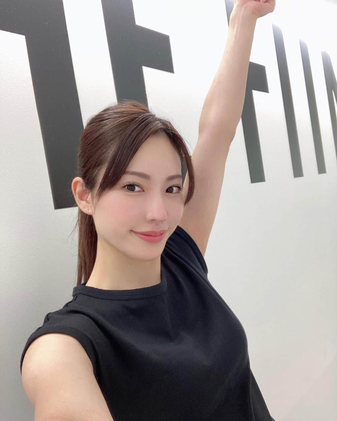 のインスタグラム：「目標の時まであと2週間くらい〜〜✨🥺  前回ジムへ行った時にお家でもできる簡単なトレーニング教えていただきました！！　@the_fitness_daikanyama   #トレーニング女子#筋トレ#ダイエット#トレーニング#ボディメイク#美容#ジム #パーソナルジム #代官山#トレーニングウェア #trainingday#bodyfitness #💪🏻」