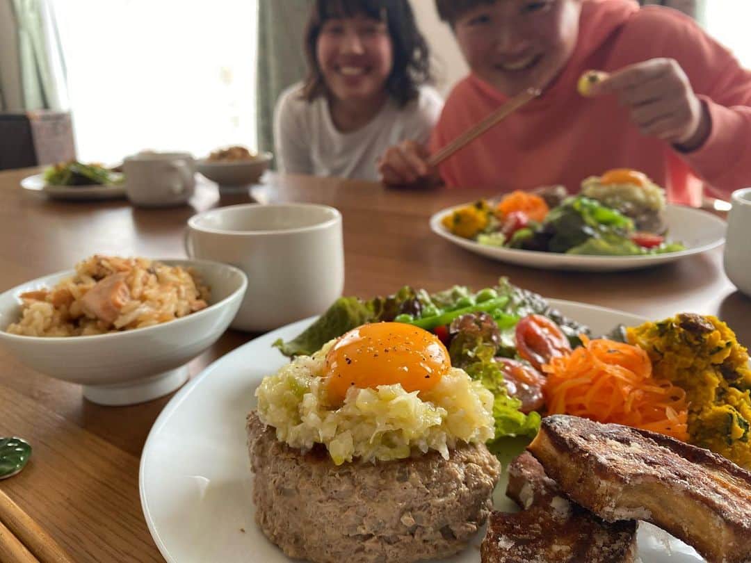 村松智子のインスタグラム：「. #優カフェ　に行ってきました！  栄養たっぷり愛情たっぷり どれもおいしすぎて最高🤩  デザートの🍌ケーキはおいしすぎて 3人でじゃんけんして奪い合いしました。  みなさんオープンをお楽しみに🙂！  #優カフェ #クオリティ最強すぎ #アイスも手作り豆腐ベース #ちょっとまじで天才かもしれない #ごちそうさまでした✌︎✌︎」