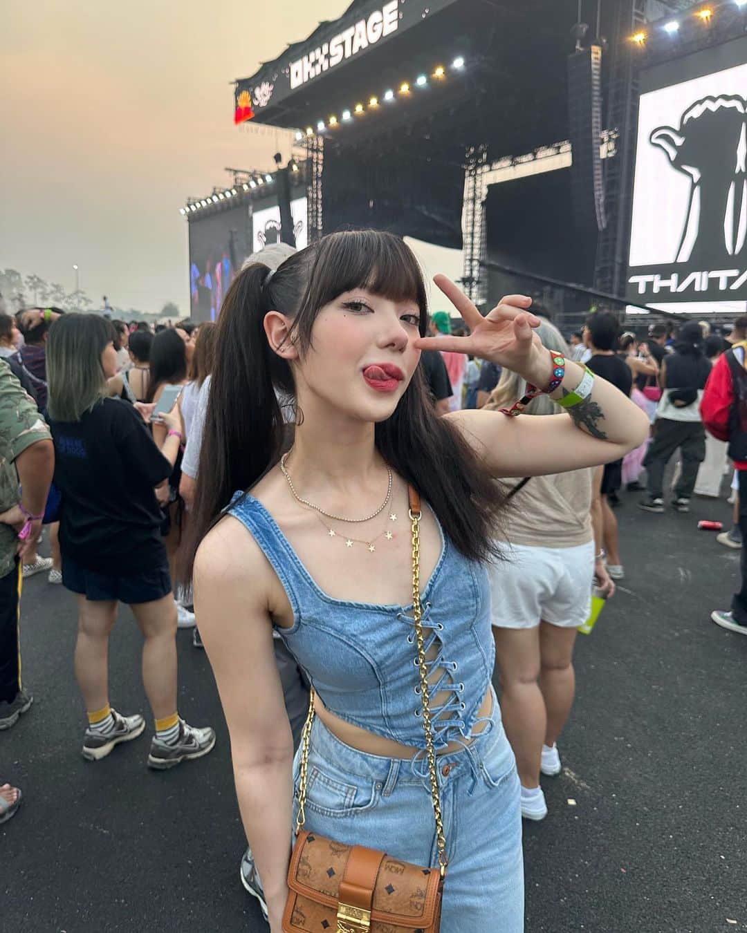 ヤンニーン・ワイゲルのインスタグラム：「@rollingloud.th recap ft. some of my fav ppl❤️‍🔥」