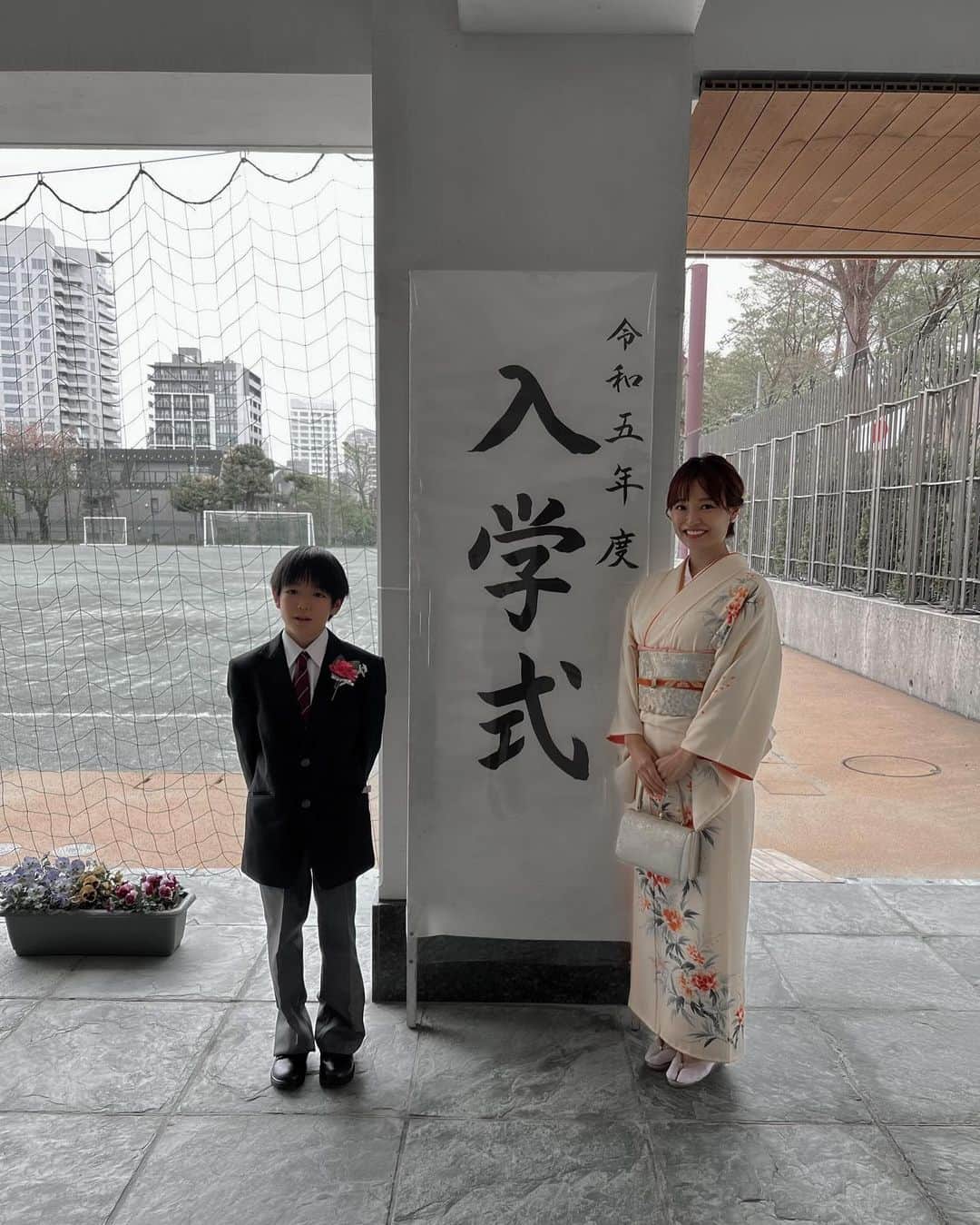 紺谷みえこのインスタグラム：「入学式はお着物でした。 お着物を着ると、自ずと歩幅や所作が丁寧になり、心が静々🍃となるのがたまらなくいいですね。 卒業式、入学式、共に大感動でした。 式典って人生で最も特別な心情になりますね。 子供に教わる事多し。  コタっち、入学おめでとう💚  #入学式　#着物　#着物ヘア」