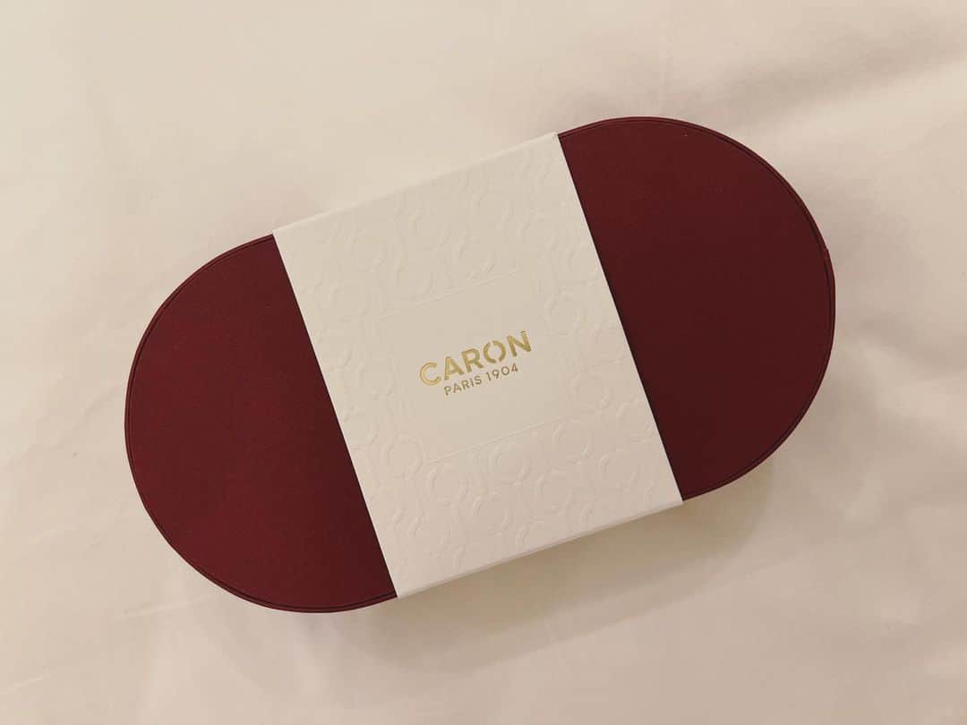 廣瀬規子のインスタグラム：「久しぶりに香りのpost。  私の香りだと勝手に言い張ってるw @caronparfums の #roseivoire  30mlがなくなったので、 50mlを買ってきました✨  この香りをつけていると、特に若い女の子から、どこの香りを付けているのかよく尋ねられます🙈 とても若い女子ウケが良い香り🙈🌸  香りってほんと、、繊細で奥深くて、記憶に残って、、、 ふと、一瞬あの時のあの感じに戻れたりして、、 大好きだなぁ、、、😌」
