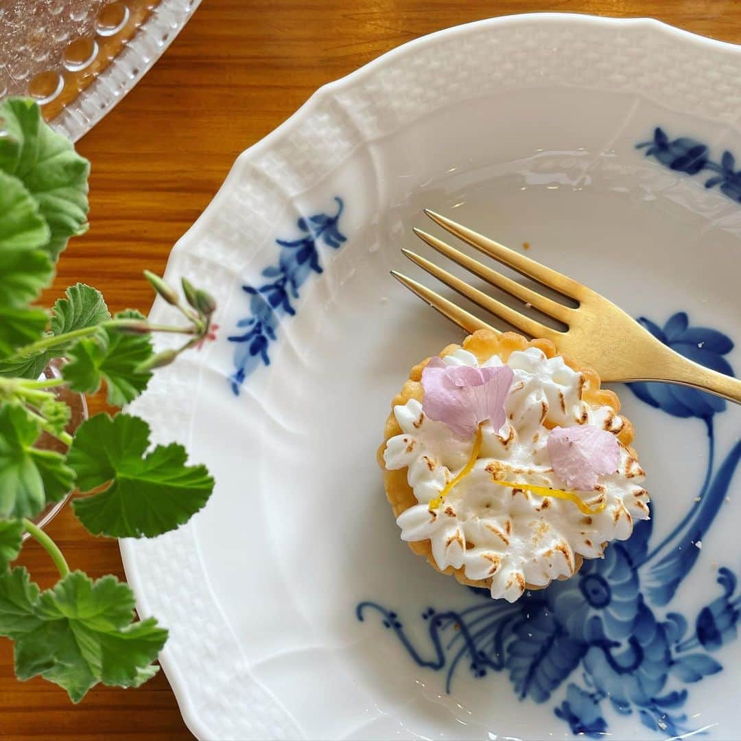 望月理恵さんのインスタグラム写真 - (望月理恵Instagram)「鎌倉にある海の見えるカフェ @treflekamakura   Junさんの作る 繊細で美味しいお菓子を 頂いてきました✨ @junletrefle   「オタクなだけだよ」 と言うのですが、 食べる側からして オタクにこだわり抜いたお菓子が食べられるなんて 幸せでしかないです！！ 実際作る工程を聞いたら 気が遠くなりました。 一つ一つが小宇宙✨  #鎌倉#カフェ #アフタヌーンティー #紅茶の種類も豊富で 楽しかったです。 #焼きたてのスコーン #幸せをありがとうございます」4月16日 16時26分 - mochiee28