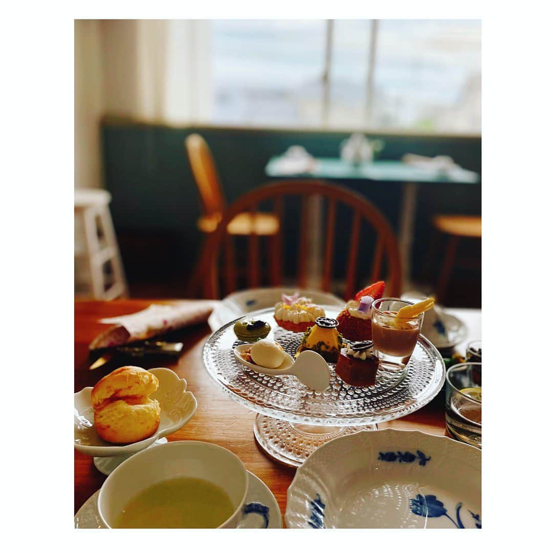 望月理恵のインスタグラム：「鎌倉にある海の見えるカフェ @treflekamakura   Junさんの作る 繊細で美味しいお菓子を 頂いてきました✨ @junletrefle   「オタクなだけだよ」 と言うのですが、 食べる側からして オタクにこだわり抜いたお菓子が食べられるなんて 幸せでしかないです！！ 実際作る工程を聞いたら 気が遠くなりました。 一つ一つが小宇宙✨  #鎌倉#カフェ #アフタヌーンティー #紅茶の種類も豊富で 楽しかったです。 #焼きたてのスコーン #幸せをありがとうございます」