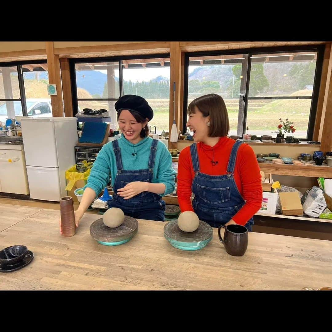 岩野理沙さんのインスタグラム写真 - (岩野理沙Instagram)「てくてくさいき散歩 いわのりとゆうきが おじゃましま～す🤗  CTSのYouTubeチャンネルでも 見ることができます🥰  産休に入る前の最後のロケは 宇目をてくてくしてきました😊🌼  思い出作りに陶芸体験も😍  ゆうきちゃんはしっかりしていますが、 てくてくでは妹感がでてる気がする←😏  最後も沢山笑ってます😊😊😊  詳しくは番組をご覧下さい  🐤🐤🐤  そして、来月からはピンチヒッターと いうのも恐れおおいほどの あの方が登場します😆✨  二人の絡みが、今から楽しみすぎます！  皆さん引き続き応援よろしくお願いしまーす❤️❤️❤️  #てくてくさいき散歩　#おじゃましまーす　#てくてく　#宇目　#陶芸　#佐伯　#陶芸体験　#思い出　#唄げんか焼き　#グルメ　#smile　#大分県」4月16日 16時34分 - risaiwano