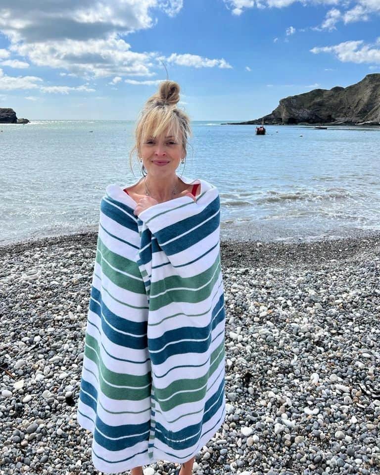 ファーン・コットンのインスタグラム：「Into the freezing British sea we go... To wash off other peoples words, The day to day increments of self flagelation,  Worries and fears, Anger and rage,  Shit from the past, Outside judgement that's stuck on my skin, Urgency and unnecessary rushing,  It's OK, nature can handle it.  This type of cleansing might not last a life time, but it'll do...until next time. 🌊」