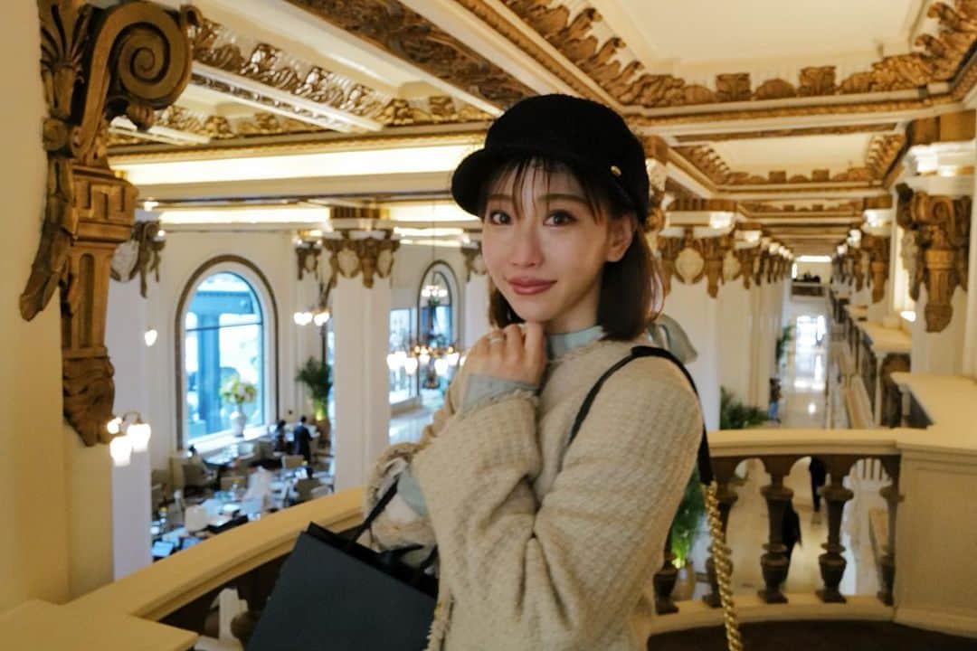 のインスタグラム：「. 前回のリールの答えは…こちら🫣💕 答え全部見たよ！わかった人凄すぎ😆👏  @ko_ryoko.official のアカウントにもPeninsula Hongkong 2人の写真上げるから待っててね♡  setup @allureville_official  ribbon shirt @honeymihoney_official  hat @ca4la_official  bag @chanelofficial」