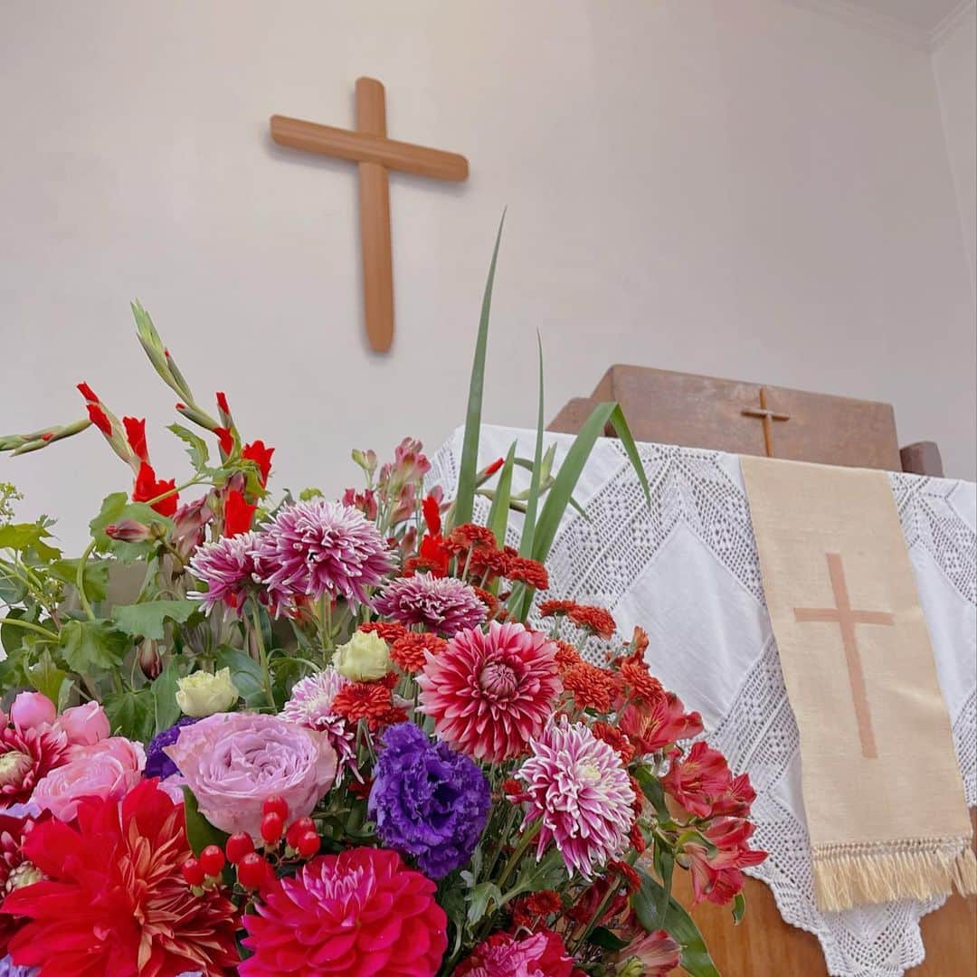 藤田朋子さんのインスタグラム写真 - (藤田朋子Instagram)「礼拝 #toatoa で頂いたお花を教会に持って行きました #船越英一郎 さんからの贈り物 #感謝」4月16日 16時30分 - chiendormant