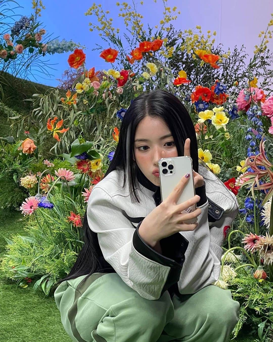 NMIXXさんのインスタグラム写真 - (NMIXXInstagram)「#JIWOO #쮸스타그램 #NMIXX #NSWER  그 순간 가슴속에 넘쳐난 flower💐🌸🌷🌹🌻🌺🌼」4月16日 16時31分 - nmixx_official