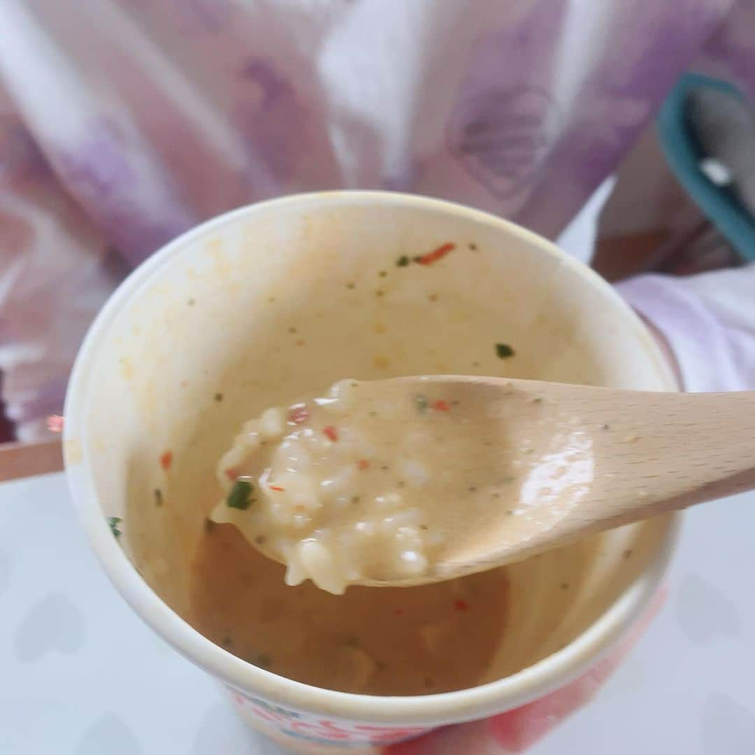 max―Reinaさんのインスタグラム写真 - (max―ReinaInstagram)「娘のお昼ご飯✨ 「ラクサ食べてみた〜い」 と言われたので早速食べさせてみました〜🤗 一口目から 「ん‼︎美味し〜い💕」 麺好きの私に似てペロリと完食😆 残りのスープにご飯を入れて〜 【ラクサリゾット】 チーズ好きの娘は味変に粉チーズを入れて楽しんでましたよ〜😊 是非お試しあ〜れ〜👍  #日清カップヌードル  #新CM  #お客様復活リクエストNo1 #結局なんなのラクサ #MAX #tacata #mv #観てたら出来上がり #3分」4月16日 16時39分 - reina017max