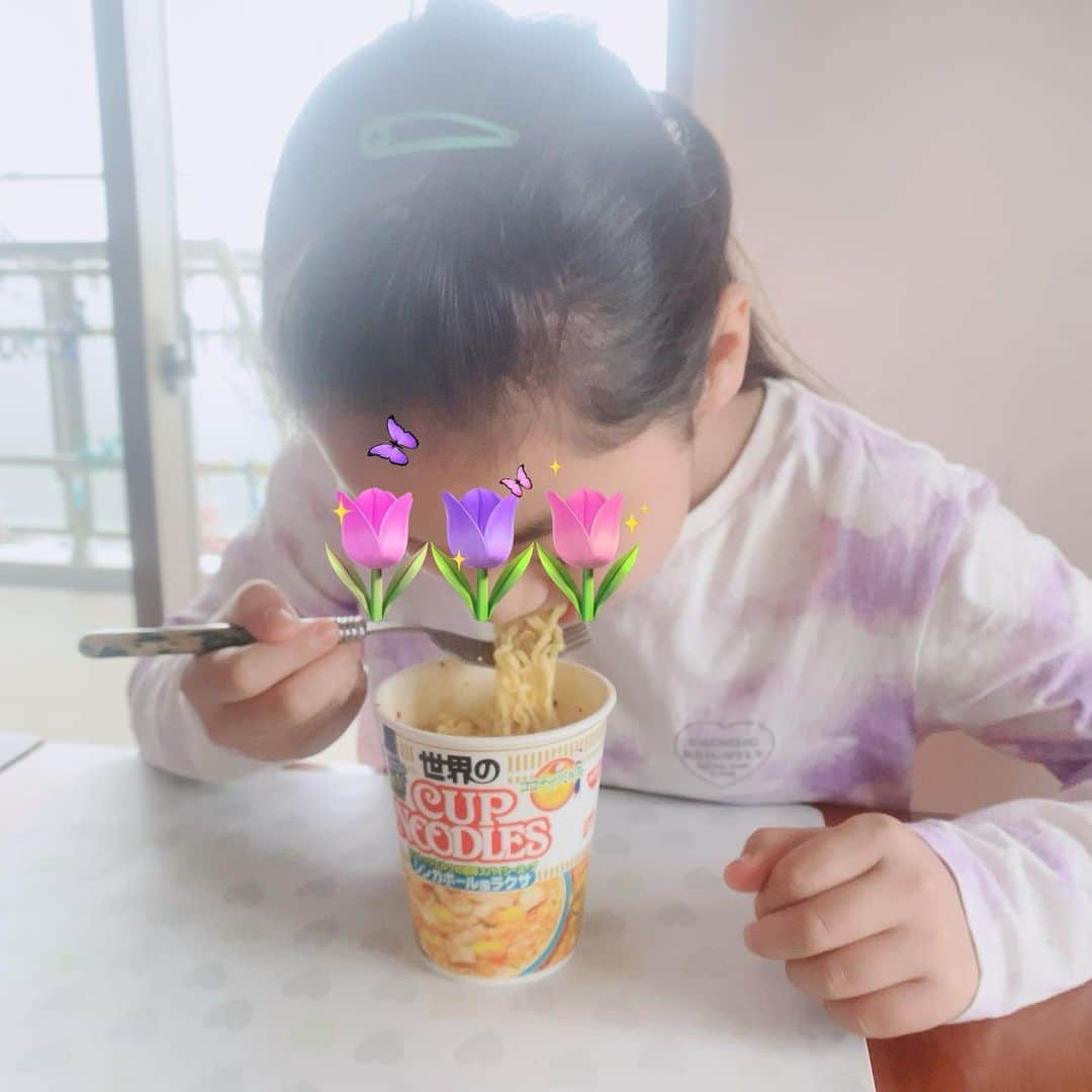 max―Reinaさんのインスタグラム写真 - (max―ReinaInstagram)「娘のお昼ご飯✨ 「ラクサ食べてみた〜い」 と言われたので早速食べさせてみました〜🤗 一口目から 「ん‼︎美味し〜い💕」 麺好きの私に似てペロリと完食😆 残りのスープにご飯を入れて〜 【ラクサリゾット】 チーズ好きの娘は味変に粉チーズを入れて楽しんでましたよ〜😊 是非お試しあ〜れ〜👍  #日清カップヌードル  #新CM  #お客様復活リクエストNo1 #結局なんなのラクサ #MAX #tacata #mv #観てたら出来上がり #3分」4月16日 16時39分 - reina017max