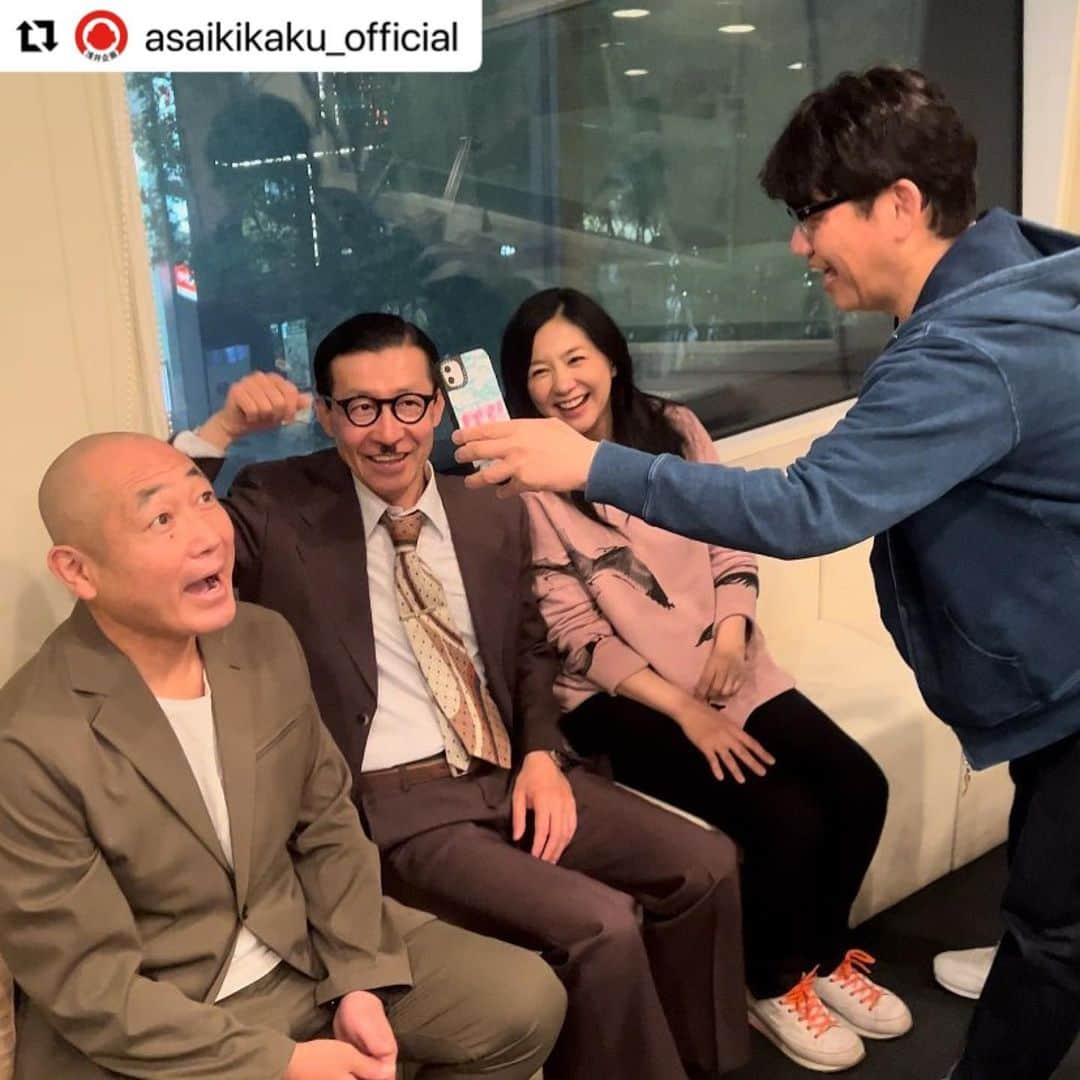 関根麻里さんのインスタグラム写真 - (関根麻里Instagram)「みんなで遊んでます🤣  #Repost @asaikikaku_official with @use.repost ・・・ 現場オフショット♪  ずん【飯尾和樹】【やす】 【岩井ジョニ男】 【関根麻里】  TikTok撮影の裏側です💁‍♀️ スマホを預け、撮影お願いしました😎  bayfm「KUSU KUSU」 4/16(日)、4/23(日) 21：00～21：30 radikoでも是非お聴きください📻  ゲスト:関根勤、ずん、岩井ジョニ男  #浅井企画 #芸能事務所 #芸能プロダクション#ラジオ #bayfm #kusukusu #radio #radiko #関根麻里 #ずん #飯尾和樹 #やす #岩井ジョニ男」4月16日 16時41分 - marisekine