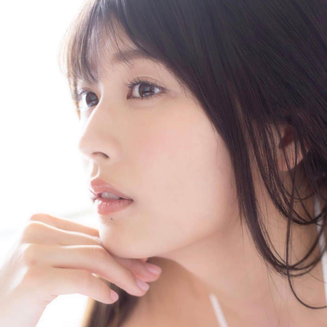 ちとせよしののインスタグラム：「かお（╹◡╹）  #portrait #gravure #ポートレート #グラビア #ナチュラルメイク」