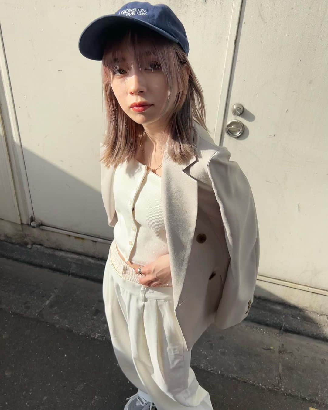 塩川裕美さんのインスタグラム写真 - (塩川裕美Instagram)「. 妹がおすすめしてくれてたから気になってた #somarca 💇‍♀️🎨  ブリーチ毛なのと髪質で色がすぐ抜けてしまうから カラーシャンプー必須なんだけど、 今回提供して頂いて使ってみたら自然に綺麗な色が入ってくれるし洗い上がりサラサラ🩰 色味も選べるからハイトーンさんにおすすめしたい~🎼  . . . #hoyuprofessional #ソマルカ #カラーシャンプー #カラシャン #ヘアカラー #ヘアカラーアッシュ #ハイトーンカラー #ハイトーンボブ #ミディアムヘア #アッシュカラー #ヘアカラー #サロンモデル #サロモ #セルフケア」4月16日 16時51分 - hiromin_0212