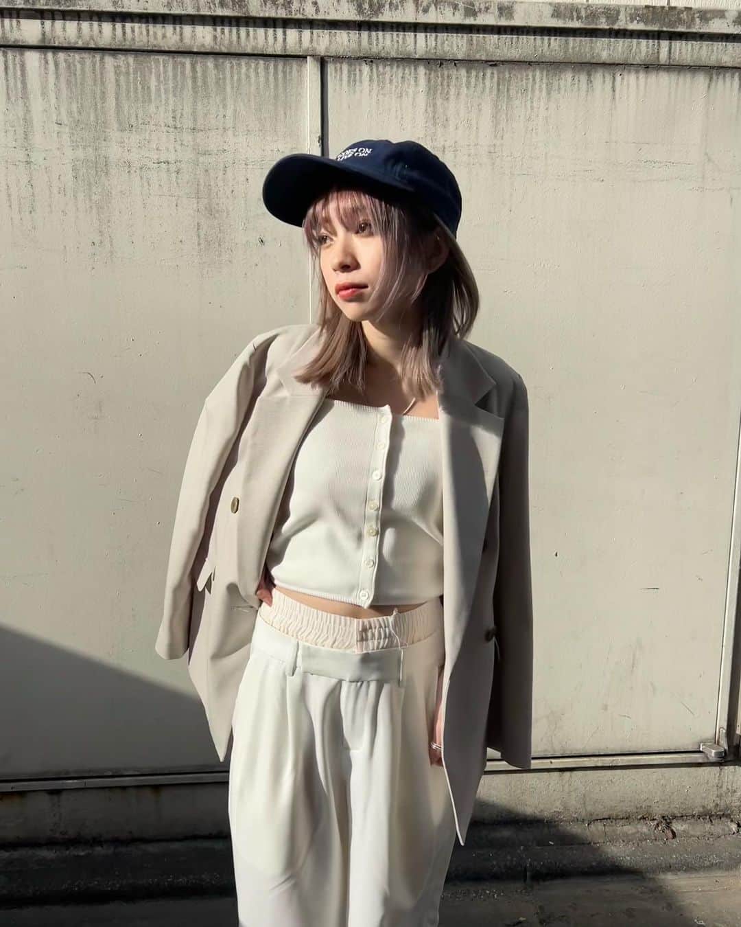 塩川裕美のインスタグラム：「. 妹がおすすめしてくれてたから気になってた #somarca 💇‍♀️🎨  ブリーチ毛なのと髪質で色がすぐ抜けてしまうから カラーシャンプー必須なんだけど、 今回提供して頂いて使ってみたら自然に綺麗な色が入ってくれるし洗い上がりサラサラ🩰 色味も選べるからハイトーンさんにおすすめしたい~🎼  . . . #hoyuprofessional #ソマルカ #カラーシャンプー #カラシャン #ヘアカラー #ヘアカラーアッシュ #ハイトーンカラー #ハイトーンボブ #ミディアムヘア #アッシュカラー #ヘアカラー #サロンモデル #サロモ #セルフケア」