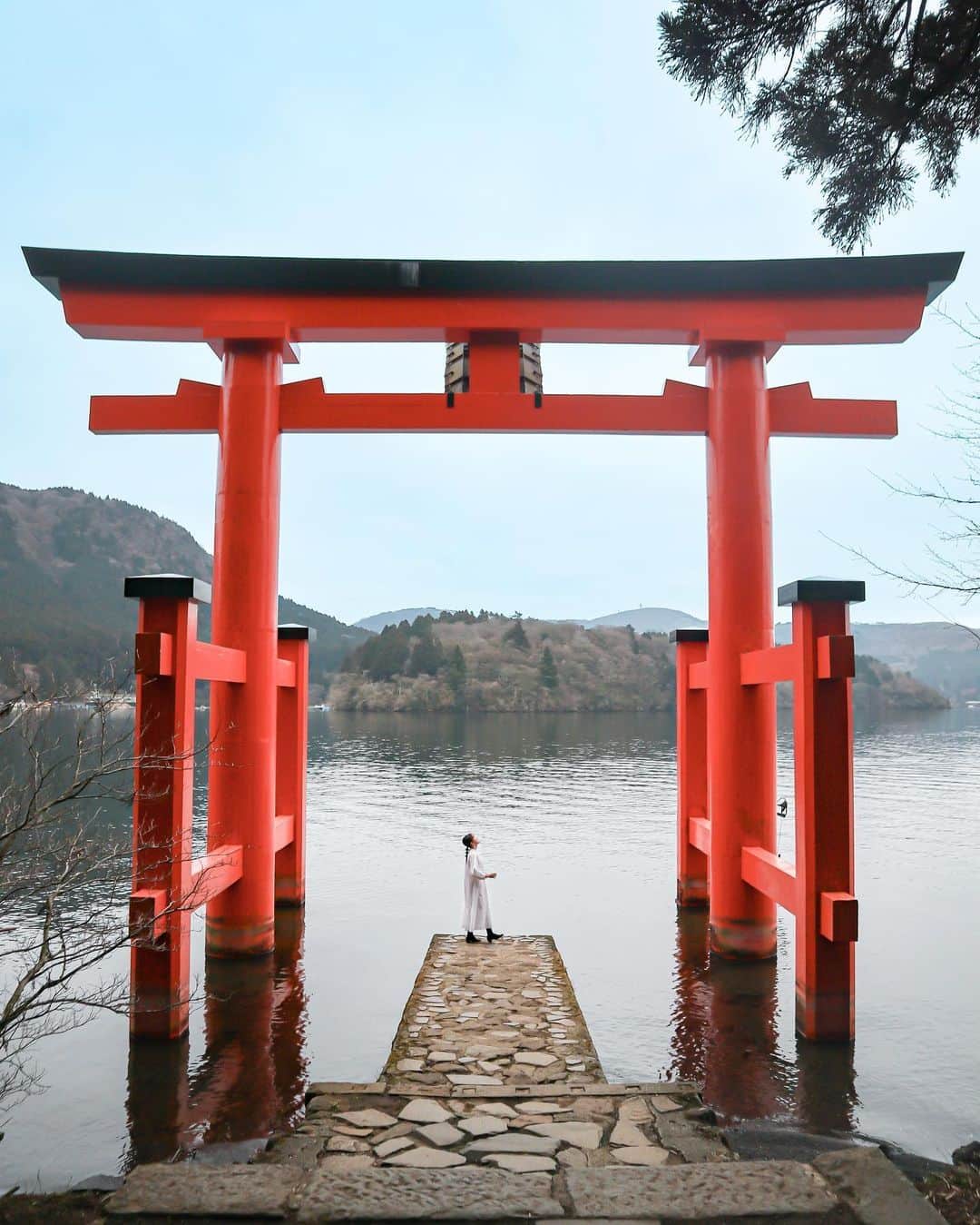 旅行メディア・じゃらん〈公式〉さんのインスタグラム写真 - (旅行メディア・じゃらん〈公式〉Instagram)「#箱根神社 #芦ノ湖 1265年以上の歴史を持つ箱根神社。 神社から芦ノ湖まで続く石段を降りると、湖に建つ「平和の鳥居」を見ることができます。 湖に突き出した石畳を歩いて鳥居の真下まで行くことができます。 . . ━━━━━━━━━━━━━━━ 📍 神奈川県「箱根神社」 📷 @ukatrip 📅 2023.3 ━━━━━━━━━━━━━━━ . . #jalan_hakone　をつけていただいた中からpick upしました 素敵なお写真をありがとうございました┈✈︎  ----- ＼ハッシュタグをつけて投稿してね／ 箱根の行ってよかった場所を「#jalan_hakone」をつけて教えてください👂 ※じゃらんnetページや、じゃらん公式Instagramで紹介させていただく可能性がございます。 ----- . . ☑ お出かけの際には、新型コロナウイルス感染症拡大の防止にご協力をお願いいたします。 ☑ あらかじめ最新情報をご確認の上、お出かけください。 . . . . . #いつか行きたい #じゃらん #観光 #観光地 #観光スポット #旅行 #旅行好きな人と繋がりたい #旅行好き #japantravelphoto #japantrip #japantravel #国内旅行 #絶景 #絶景スポット #誰かに見せたい景色 #誰かに見せたい風景 #神奈川 #神奈川観光 #神奈川旅行 #鳥居 #箱根 #箱根旅行」4月16日 17時01分 - jalan_net
