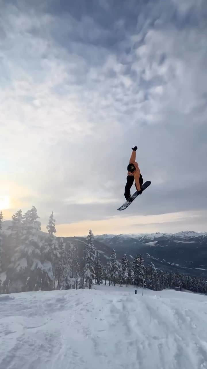 のインスタグラム：「スーパークリーンなBS180→540。Movie: @marcos_r_miranda #Burton #Snowboarding」