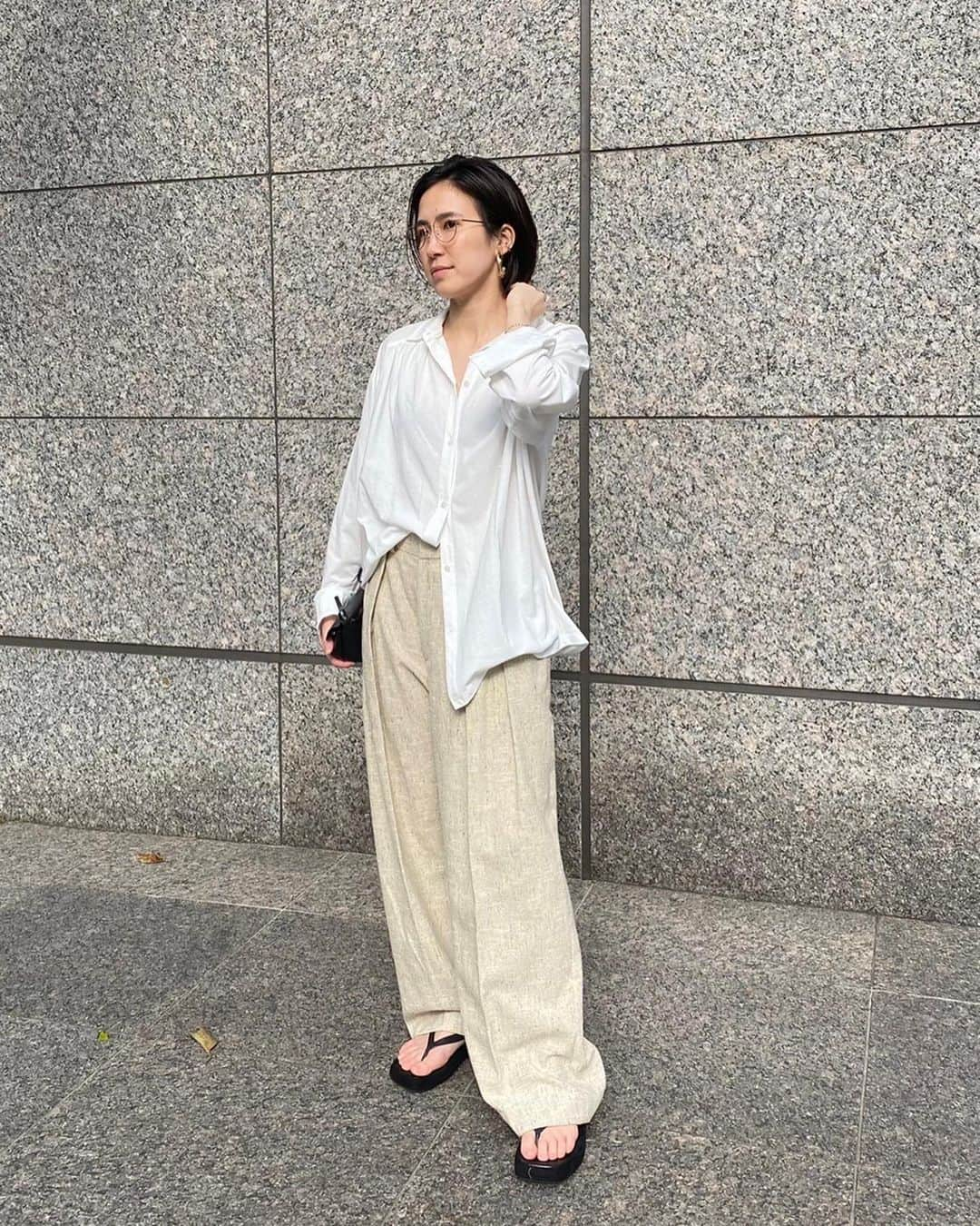 ETRÉ TOKYO ストアさんのインスタグラム写真 - (ETRÉ TOKYO ストアInstagram)「@etretokyo  【Staff Snap】 ㅤㅤㅤ ㅤㅤㅤ  #ETREカットリラクシーシャツ  WHITE / NAVY Free size ¥19,800 (tax in  ㅤㅤㅤ  本社スタッフ @etretokyo_hana 158cm ㅤㅤㅤ 新宿スタッフ @etretokyo_sae 168cm ㅤㅤㅤ  着用カラー：WHITE 着用サイズ：Free size  ㅤㅤㅤ  ㅤㅤㅤ ㅤㅤㅤ ㅤㅤㅤ - - - - - - - - - - - - - - - - - - - - - - - - - - - -  商品詳細はTOPページURLよりチェック🔍 ›› @etretokyo_store  ㅤㅤㅤ スタッフコーディネートも毎日更新中【 #etretokyo_staff_ootd 】をフォロー🐿️  TOPページの"フォロー中"から 気になるスタッフのアカウントをフォロー🤝  - - - - - - - - - - - - - - - - - - - - - - - - - - - -  ㅤㅤㅤ ⁡  ㅤㅤㅤ 【INFORMATION】 ⁡  ※現在発売中のアイテムはお在庫のある場合、 ルミネカード会員様限定で店舗通販のご利用が可能です。 ⁡ ※お電話がつながりにくい可能性がございます。 ⁡ ※また混雑時には入場制限及び 試着点数の制限を設けさせて頂きます。 予めご了承ください。 ⁡ ⁡ ご理解、ご協力を賜りますよう 心よりお願い申し上げます。 ⁡ ⁡  ㅤㅤㅤ ㅤㅤㅤ 【LUMINE SHINJUKU STORE】 ETRÉ TOKYO ルミネ新宿2店 TEL：03-5989-0979 ー営業時間ー (平日、土日祝)11:00-21:00 ⁡  #etretokyo#etre#fashion#etretokyoshinjuku #etre#2023etre#etretokyo_staff_ootd#2023ss #ルミネ新宿2#新作紹介#スタッフコーディネート#スタッフスナップ#春服コーデ#カジュアルコーデ#シンプルコーデ#ワントーンコーデ#モノトーンコーデ#シャツコーデ#白シャツコーデ」4月16日 20時00分 - etretokyo_store