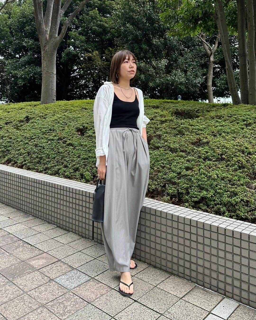 ETRÉ TOKYO ストアさんのインスタグラム写真 - (ETRÉ TOKYO ストアInstagram)「@etretokyo  【Staff Snap】 ㅤㅤㅤ ㅤㅤㅤ  #ETREカットリラクシーシャツ  WHITE / NAVY Free size ¥19,800 (tax in  ㅤㅤㅤ  本社スタッフ @etretokyo_hana 158cm ㅤㅤㅤ 新宿スタッフ @etretokyo_sae 168cm ㅤㅤㅤ  着用カラー：WHITE 着用サイズ：Free size  ㅤㅤㅤ  ㅤㅤㅤ ㅤㅤㅤ ㅤㅤㅤ - - - - - - - - - - - - - - - - - - - - - - - - - - - -  商品詳細はTOPページURLよりチェック🔍 ›› @etretokyo_store  ㅤㅤㅤ スタッフコーディネートも毎日更新中【 #etretokyo_staff_ootd 】をフォロー🐿️  TOPページの"フォロー中"から 気になるスタッフのアカウントをフォロー🤝  - - - - - - - - - - - - - - - - - - - - - - - - - - - -  ㅤㅤㅤ ⁡  ㅤㅤㅤ 【INFORMATION】 ⁡  ※現在発売中のアイテムはお在庫のある場合、 ルミネカード会員様限定で店舗通販のご利用が可能です。 ⁡ ※お電話がつながりにくい可能性がございます。 ⁡ ※また混雑時には入場制限及び 試着点数の制限を設けさせて頂きます。 予めご了承ください。 ⁡ ⁡ ご理解、ご協力を賜りますよう 心よりお願い申し上げます。 ⁡ ⁡  ㅤㅤㅤ ㅤㅤㅤ 【LUMINE SHINJUKU STORE】 ETRÉ TOKYO ルミネ新宿2店 TEL：03-5989-0979 ー営業時間ー (平日、土日祝)11:00-21:00 ⁡  #etretokyo#etre#fashion#etretokyoshinjuku #etre#2023etre#etretokyo_staff_ootd#2023ss #ルミネ新宿2#新作紹介#スタッフコーディネート#スタッフスナップ#春服コーデ#カジュアルコーデ#シンプルコーデ#ワントーンコーデ#モノトーンコーデ#シャツコーデ#白シャツコーデ」4月16日 20時00分 - etretokyo_store