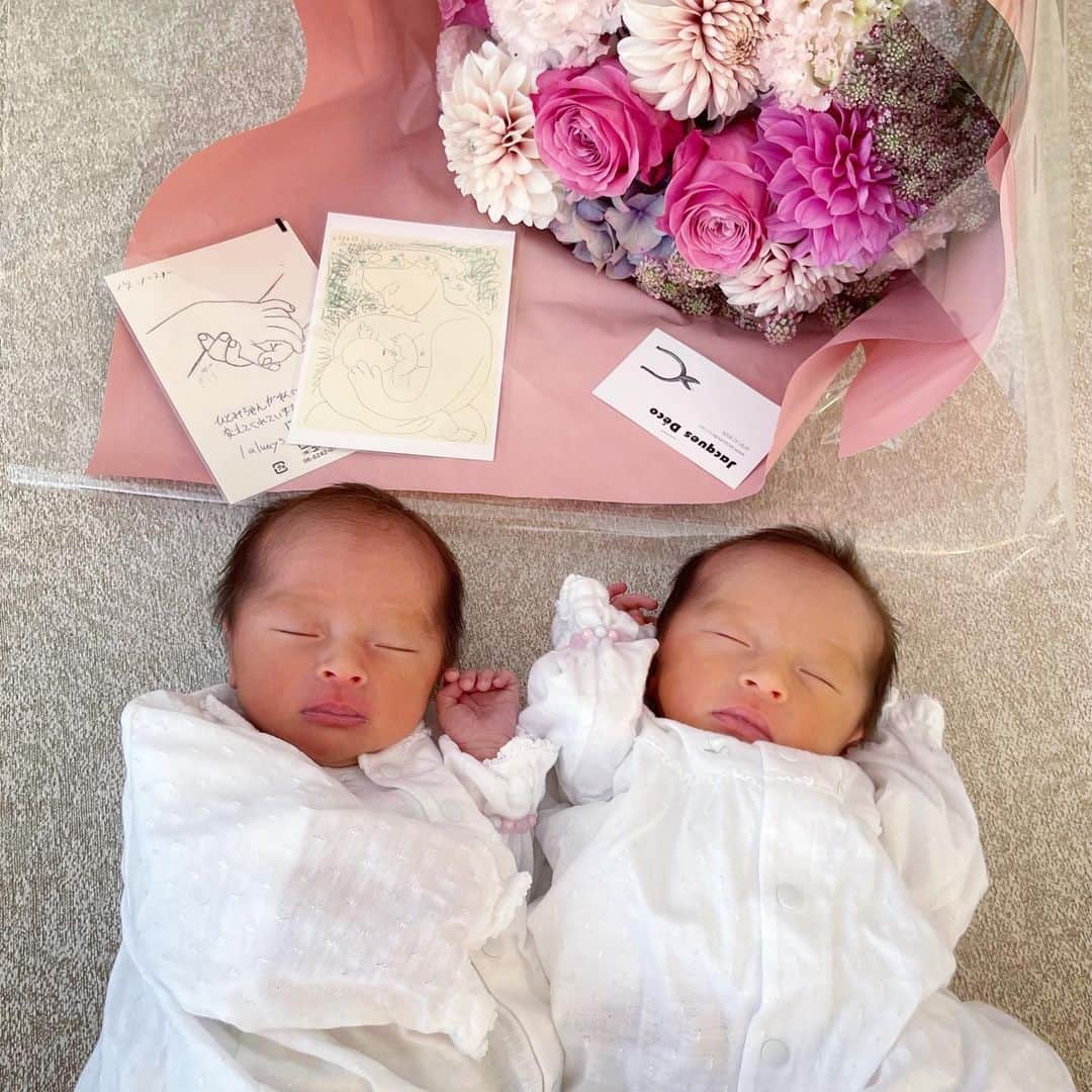 のインスタグラム：「2人と母子共に元気に退院する事が出来 ほっとしています🥰  私も彼も約４年ぶりの赤ちゃんのお世話 色々と忘れているので病院で習った事を 彼に伝授しています🥹 息子は3900gで産まれてきたので Baby girls達の華奢さに少し緊張✨ ぷくぷくになる日が楽しみです💓  動きすぎないように、、、 2人が寝たら私も横になって… ゆっくり流れるこの時間を 楽しみたいと思います💓 #twins #babygirls #love」