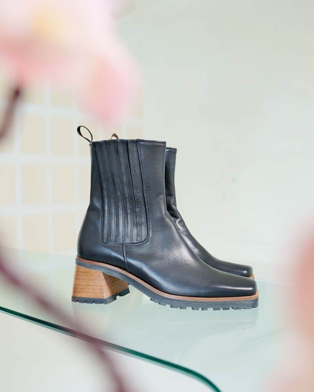 ボークープスさんのインスタグラム写真 - (ボークープスInstagram)「ELEXI // the effortless boot for all-day wear.  #BC #beaucoopsfootwear #madeinitaly #italianleather #luxury #fashion #style #boots #womensshoes #inspo #aw23」4月16日 17時00分 - beaucoops