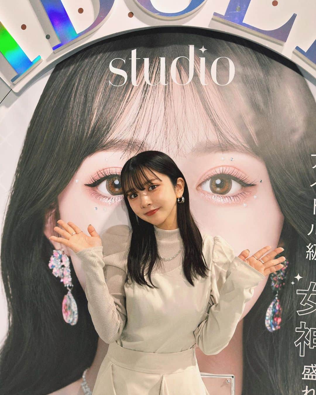 高梨優佳のインスタグラム：「お知らせ📢  明日4月17日 朝7:15～ ZIP 平成レトロのコーナーに 出演させて頂きます 🎧！  嬉し～～～(><)🤍 今回は平成～令和と進化し続けるプリ機！ とっても楽しかったです💭❤️  是非是非リアタイしてください🍳🍞」