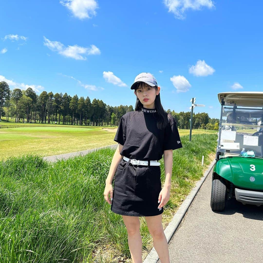 矢作穂香のインスタグラム：「#ゴルフ女子ヒロインバトル で着た @newera_golf のウェアがお気に入りすぎてっ💓 プライベートでも着ちゃった☺︎  スコアはボロボロでしたっ☺️⛳️  #ゴルフ #ゴルフ女子  #ニューエラゴルフ #neweragolf」