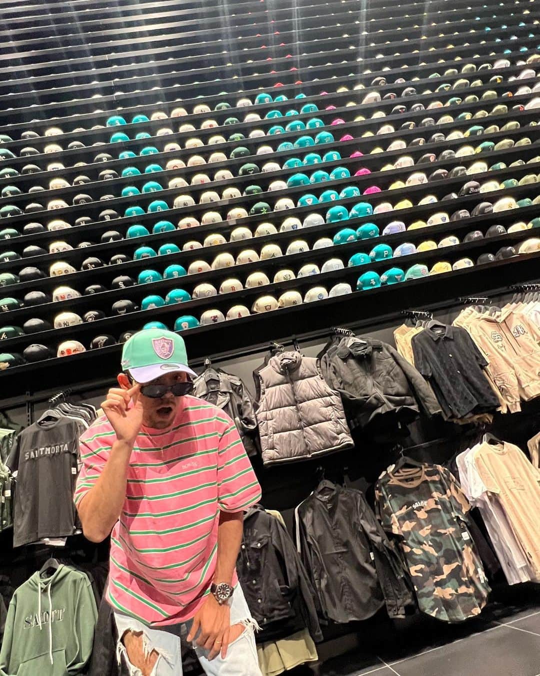 SONNYのインスタグラム：「Found a new spot to stop by in Vegas @culturekings , even got invited to a secret vip room in the back for the high rollers💵  新たなスポット開拓、裏にある秘密のVIPルームに招かれました。ベガスならではの粋な計らい😜  #lasvegas #culturekings #ラスベガス #ラスベガス生活」