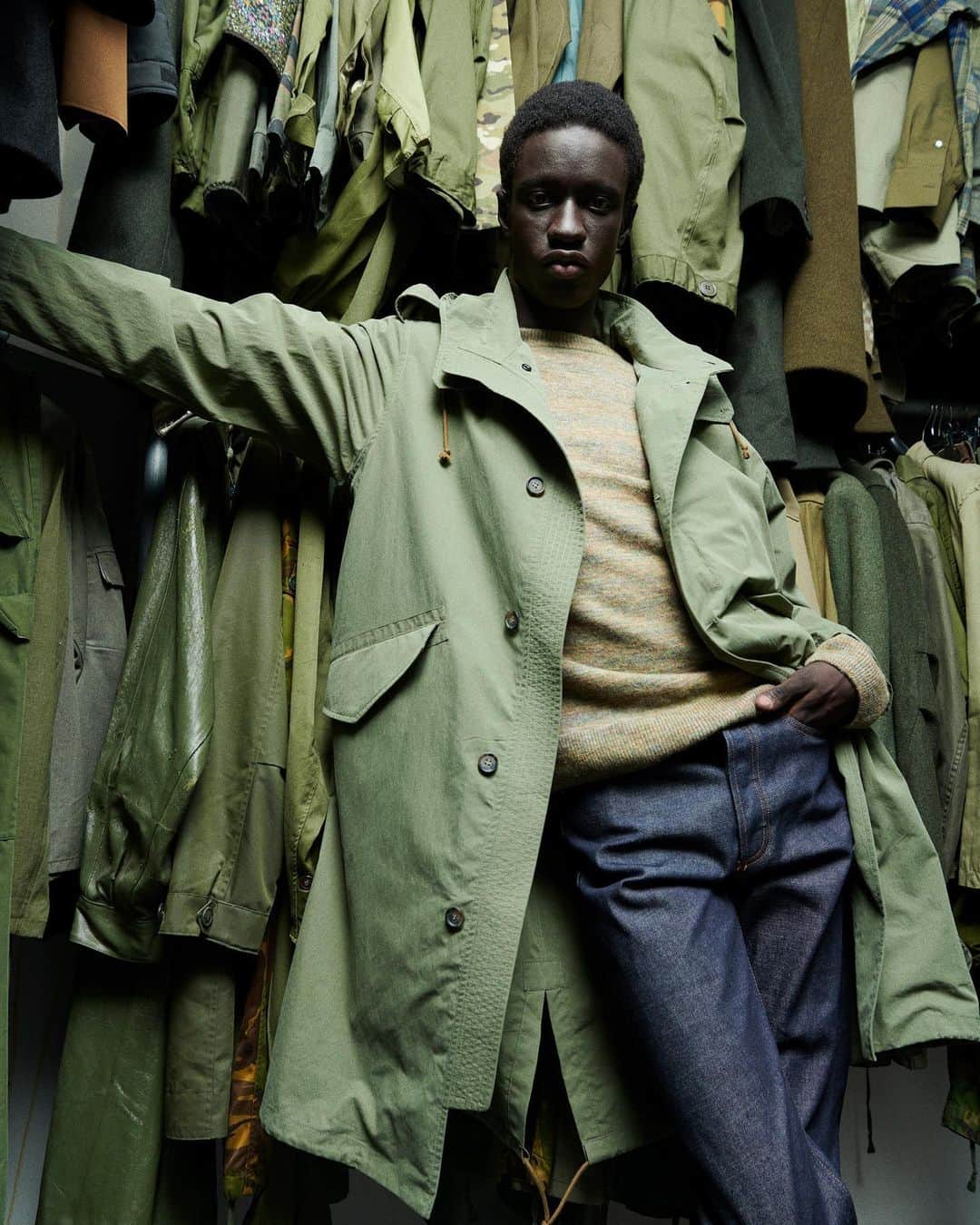 アーペーセーのインスタグラム：「A touch of green. Light layers to get you through the last cold days of spring.   Available in stores and apc.fr   #APCParis」