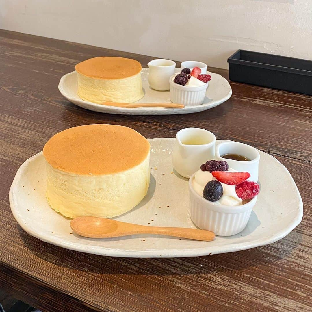 ぱんもんのインスタグラム：「⠀ ＼ センター北のホットケーキ ꪔ̤̮♥ ／ ⁡ 横浜市 #センター北 駅にある 𝗖𝗮𝗳𝗲 𝗦𝗮𝗹𝗼𝗻 𝗦𝗼𝗻𝗷𝗶𝗻 （ @cafesalonsonjin ） ◇オムライス・ホットケーキ（生クリーム添え）・    ドリンクセット 2,530円 ⁡ すっごくお久しぶりなsonjinさんへ😳 オープン前から並んでる人がいて、 相変わらずの人気っぷりです☺︎ ⁡ 名物✨ホワンホワンの超厚焼き生地に 別添えの溶かしバターとメープルシロップ をかけていただくホットケーキ🧈 生クリーム添えにしたので 生クリームとフローズンフルーツも付いてきました🕊 ⁡ 口に入れた瞬間広がる口福感... なんて美味しいんだ〜🤤🫶✨✨✨ 生地が美味しいから生クリームいらなかったかも😅 ⁡ 今回は気になっていたオムライスも一緒に🤤🍳 あつっあつで、外側がおこげになってるところも♡ 卵の下にはクリームソースが入っていて とってもおいしかったです🤤 ⁡ ちょっぴり贅沢なランチになっちゃったけど、 それでも人気な理由に納得できるお店です👧🫶 また行こっと☺︎ ⁡ #ソンジン #カフェサロンソンジン #sonjin #cafepalonsonjin #センター北 #センター北カフェ #センター北グルメ #横浜市カフェ #横浜市営地下鉄ブルーライン #ブルーラインカフェ #ブルーライングルメ #神奈川グルメ #神奈川カフェ #厚焼きパンケーキ #厚焼きホットケーキ #オムライス #カフェ巡り」