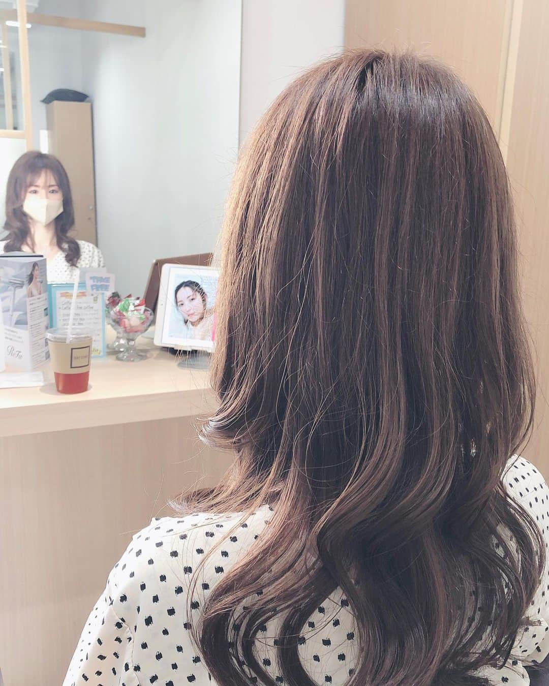 花清まゆこさんのインスタグラム写真 - (花清まゆこInstagram)「今日は、美容院へ💇‍♀️  @tanaka_hiroyoshi  いつもありがとー☺️  10代で出会って、気づけば40代🫢  これもご縁ですね😉  美容師引退するその日まで通い続けますよー🤭🤭  #美容院　#表参道美容院　#hair  #hairstyle #haircolor #hairsalon #表参道　#表参道美容室 　#青山　#ヘアサロン　#セミロング #pationn #ソーシャルディスタンス #新時代　#コロナ対策 #コロナ対策美容院　#アラフォー　#アラフォーママ  #男の子ママ #シースルーバング　　　#兄弟ママ  #男の子ママ　@pationn_official」4月16日 17時18分 - mayuusa610