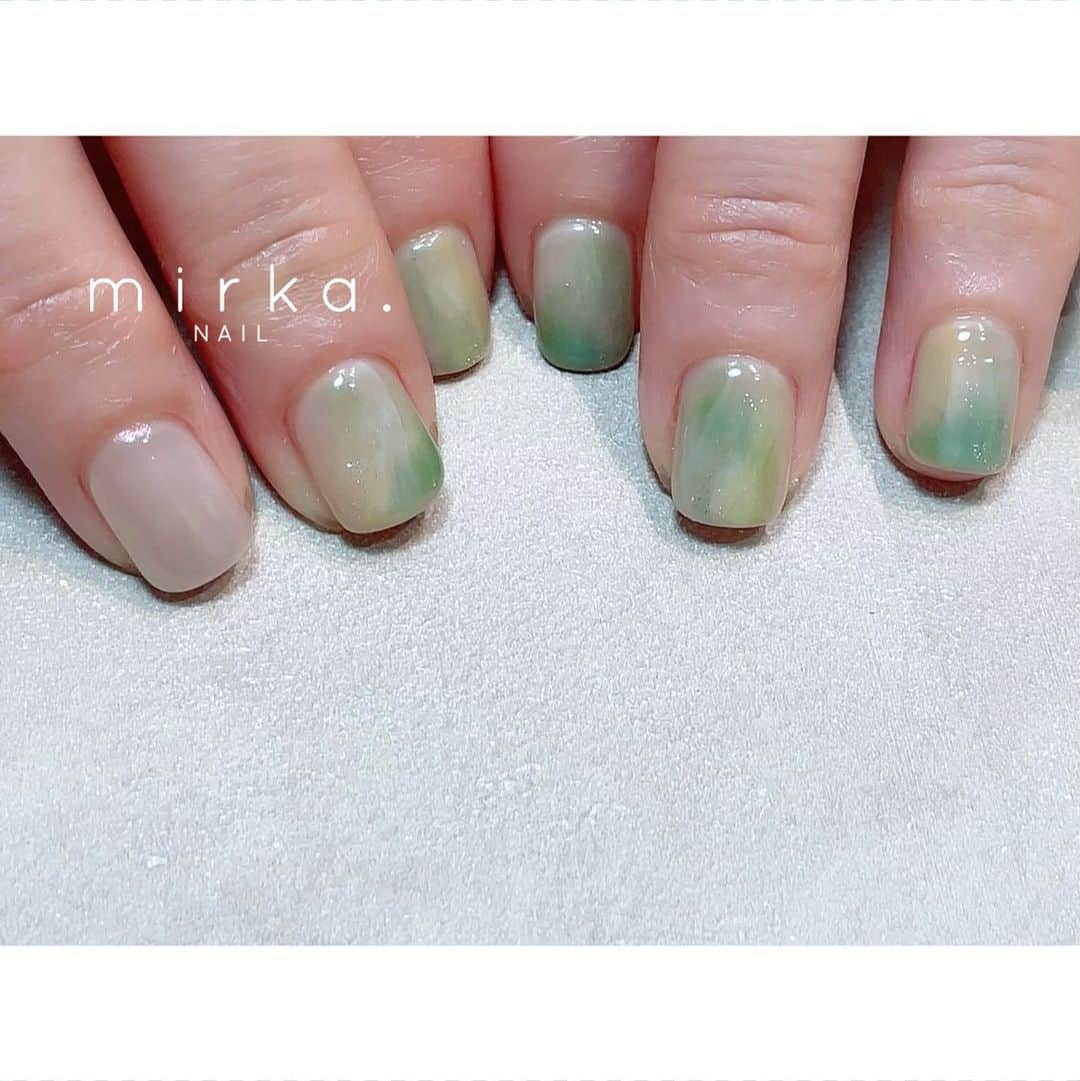 mirka. NAIL(ミルカネイル)のインスタグラム：「⁡ ⁡ ⁡ green 𓆸 ⁡ ⁡ ⁡ #mirkaおまかせネイル ………………………………………………………… ⁡ ご予約、お問い合わせは LINE ID⇒ @mirka.nail (@含む)まで。 ⁡ ご新規様はハイライトの「ご案内」と「ご予約方法」を必ずお読みいただいてからご予約くださいますようお願いいたします。 空き状況や詳細はLINEの投稿からご確認ください。 ⁡ ⁡ ⁡ ⁡ #mirkanail#nails#nail#nailart#naildesign #ショートネイル#ネイルアート#ネイルデザイン#ネイル#大人ネイル#シンプルネイル#オフィスネイル#ニュアンスネイル#ナチュラルネイル#カジュアルネイル#ショートネイルデザイン#美甲#春ネイル#春ネイル2023 #プライベートサロン#プライベートネイルサロン#東京ネイルサロン#東京ネイル#江東区ネイルサロン#森下#清澄白河 ⁡」