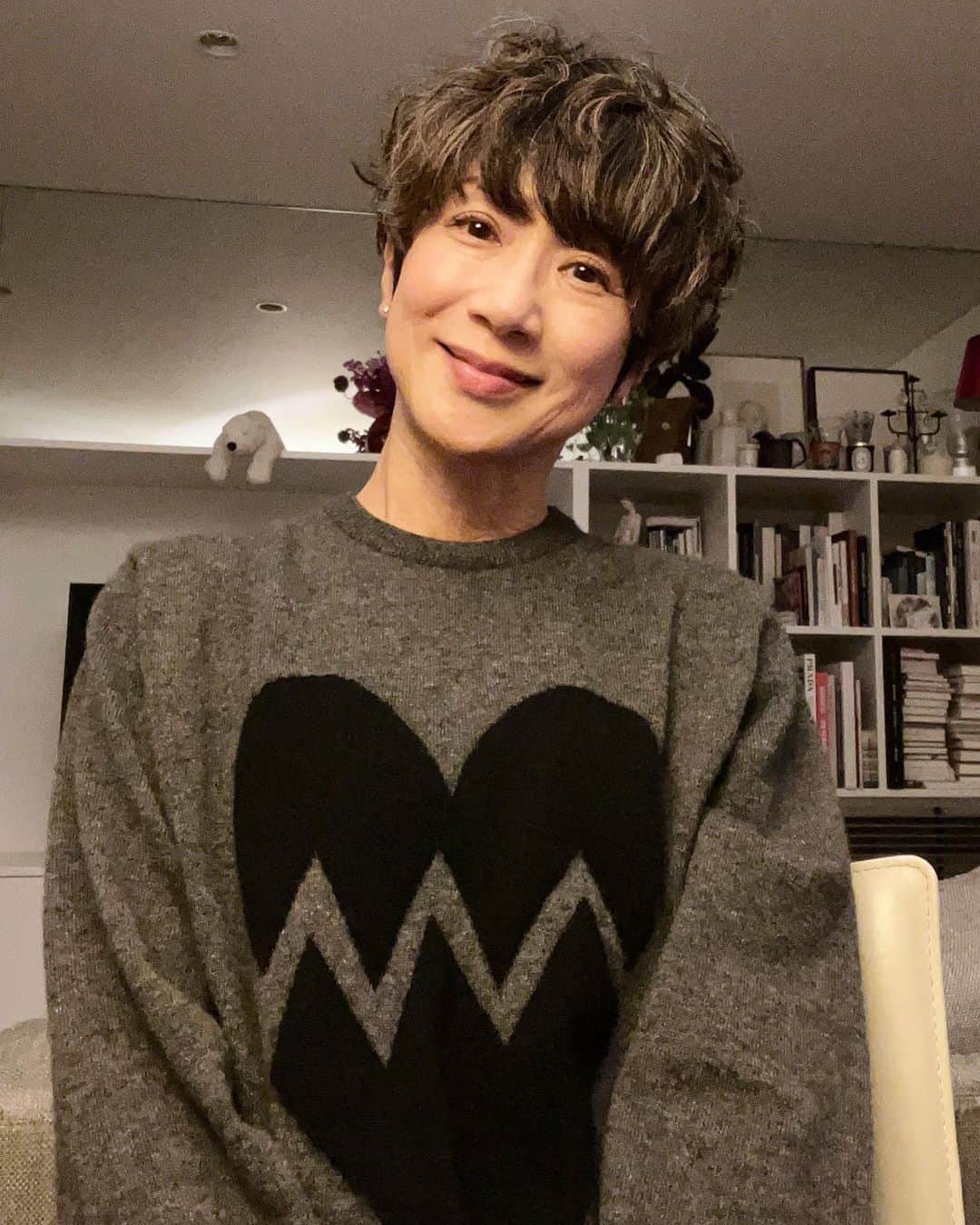 黒田知永子のインスタグラム：「. 昨日の📷 肌寒かったのでカシミア☺︎ Broken Heart Knit💔  📣📣📣  @stand_fm 更新しました！ @stand_fm のアプリからかプロフィール欄のリンクツリーから聞くことができます。 お時間のある時に聞いてくださいね☺︎  Knit… @wrapinknot_official   #standfm  #黒田知永子のchikoplusチャンネル  #ラジオでおしゃべり #黒田知永子 #chiekokuroda」