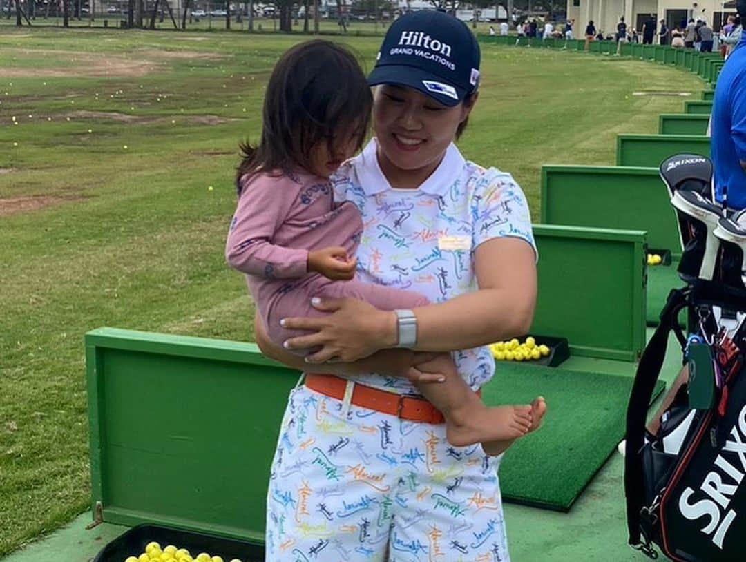 畑岡奈紗さんのインスタグラム写真 - (畑岡奈紗Instagram)「I also participated in an event with junior girls golfer! Hilton Grand Vacations has been a great partner for LPGA but in addition to being the title sponsor of the season opener, HGV has been supporting in junior golf activities as well.  This time, we were able to have such an amazing opportunity with the support of HGV, LPGA*USGA Girls Golf, and the Hawaii State Junior Golf Association. I was happy to see many juniors asking questions while demonstrating at the practice range and being surprised by my shots. I would be really excited if we could do many more activities like this in the future!  ハワイの女子ジュニアゴルファー達とのイベントにも参加させて頂きました！ Hilton Grand VacationsはLPGAの開幕戦のメインスポンサーだけでなく、ジュニアの育成活動などにも取り組んでいます。  今回はHGV•LPGA•ハワイ州ジュニアゴルフ協会ご支援のもと、このような機会を頂きました。  練習場でショットしながらたくさんのジュニアの子供達が質問をしてくれたり、私のショットに驚いてくれたり色々な反応が見られて嬉しかったです。  これから、もっとこのような活動をスポンサーさんと共にできたら嬉しいです！ @hiltongrandvacations  @hiltongrandvacationsjp  @girlsgolf  @lpga_tour」4月16日 17時27分 - nasahataoka